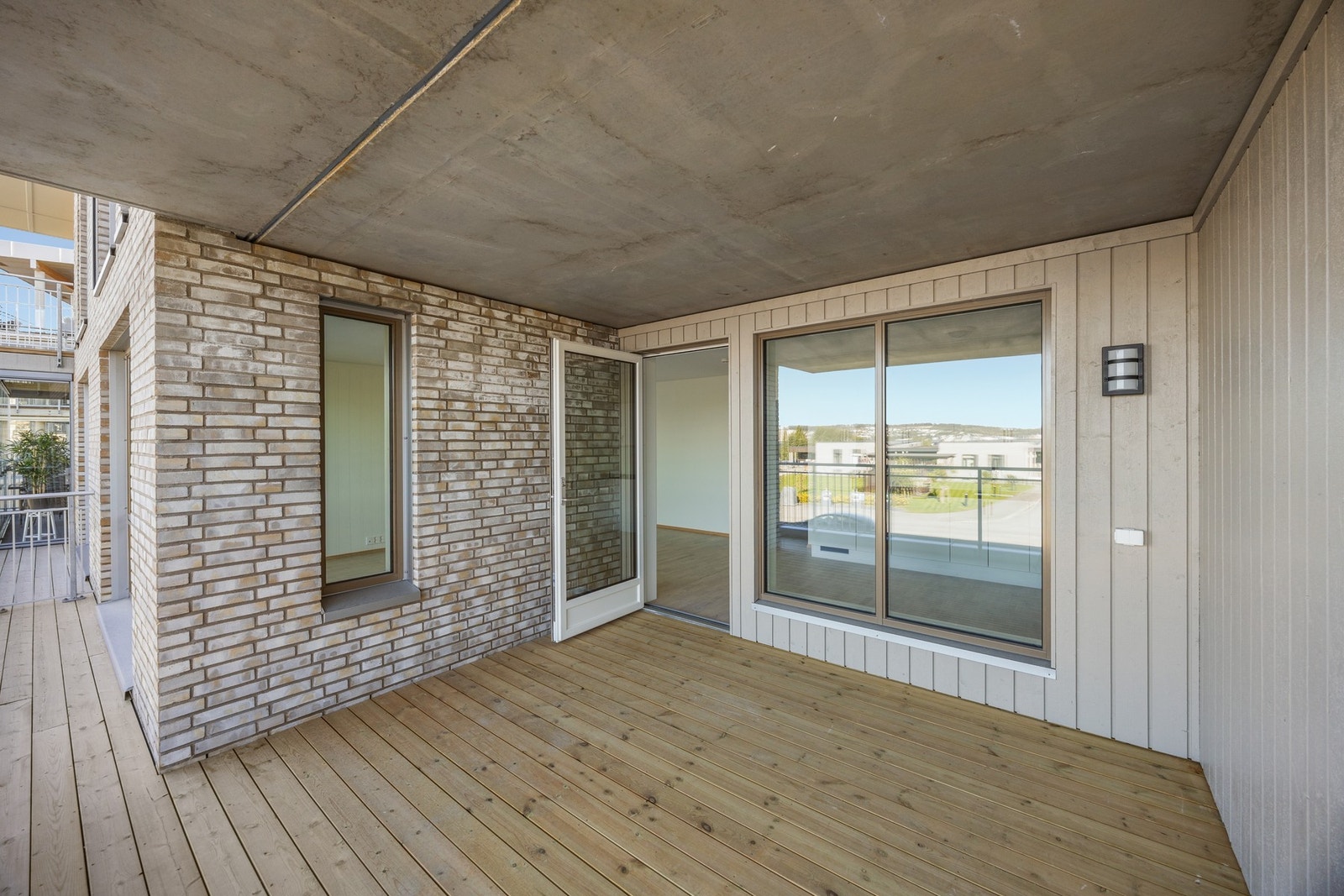 Terrassen måler ca 17 kvm. Her har man et lunt og solrikt areal. Galleribilde