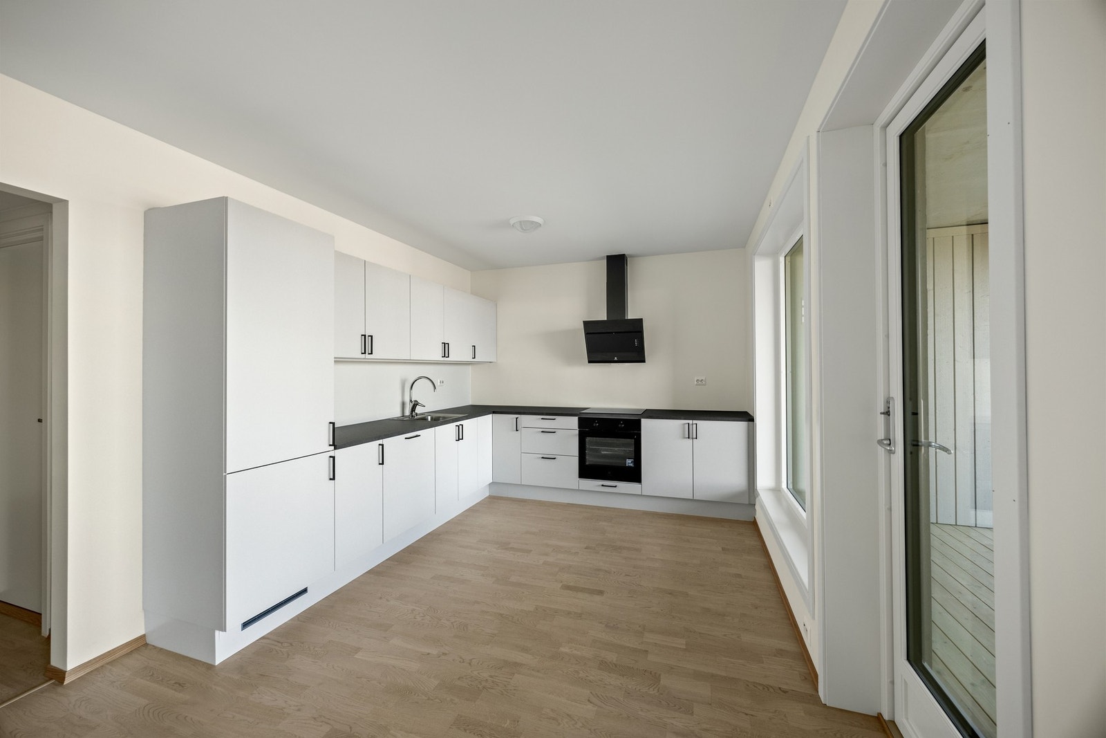 Lekker og funksjonell kjøkkeninnredning med integrerte hvitevarer Galleribilde