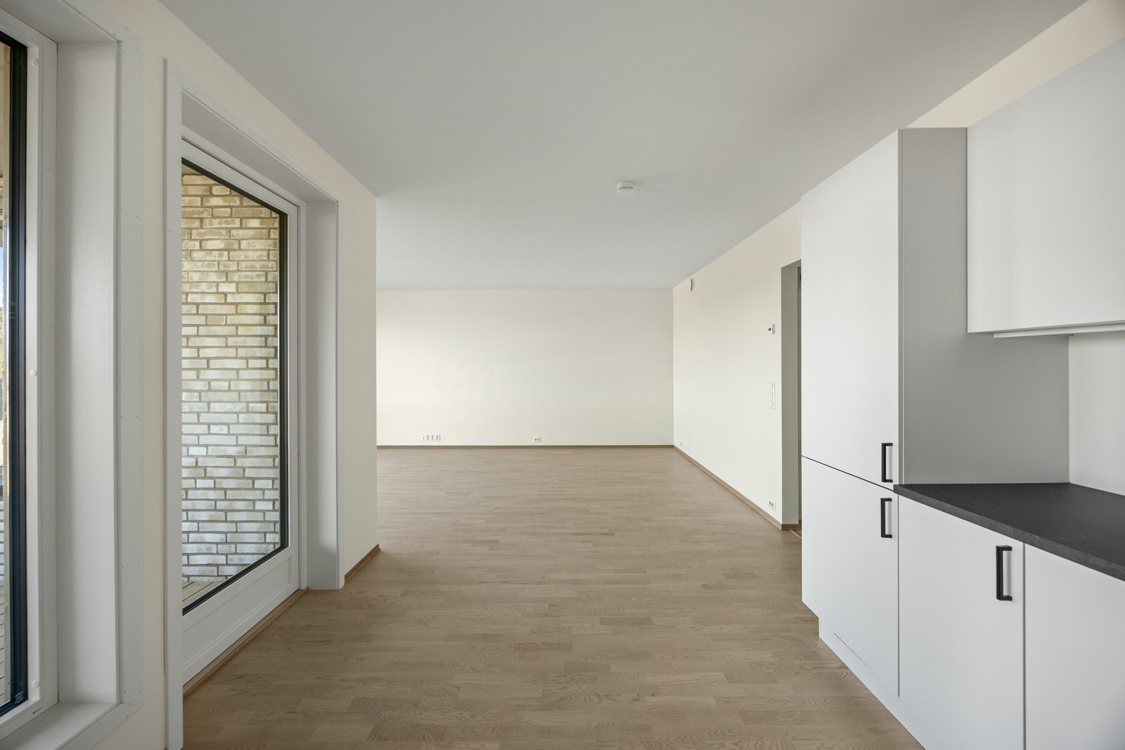 Åpen løsning med god plass til spisebord og sofagruppe Galleribilde