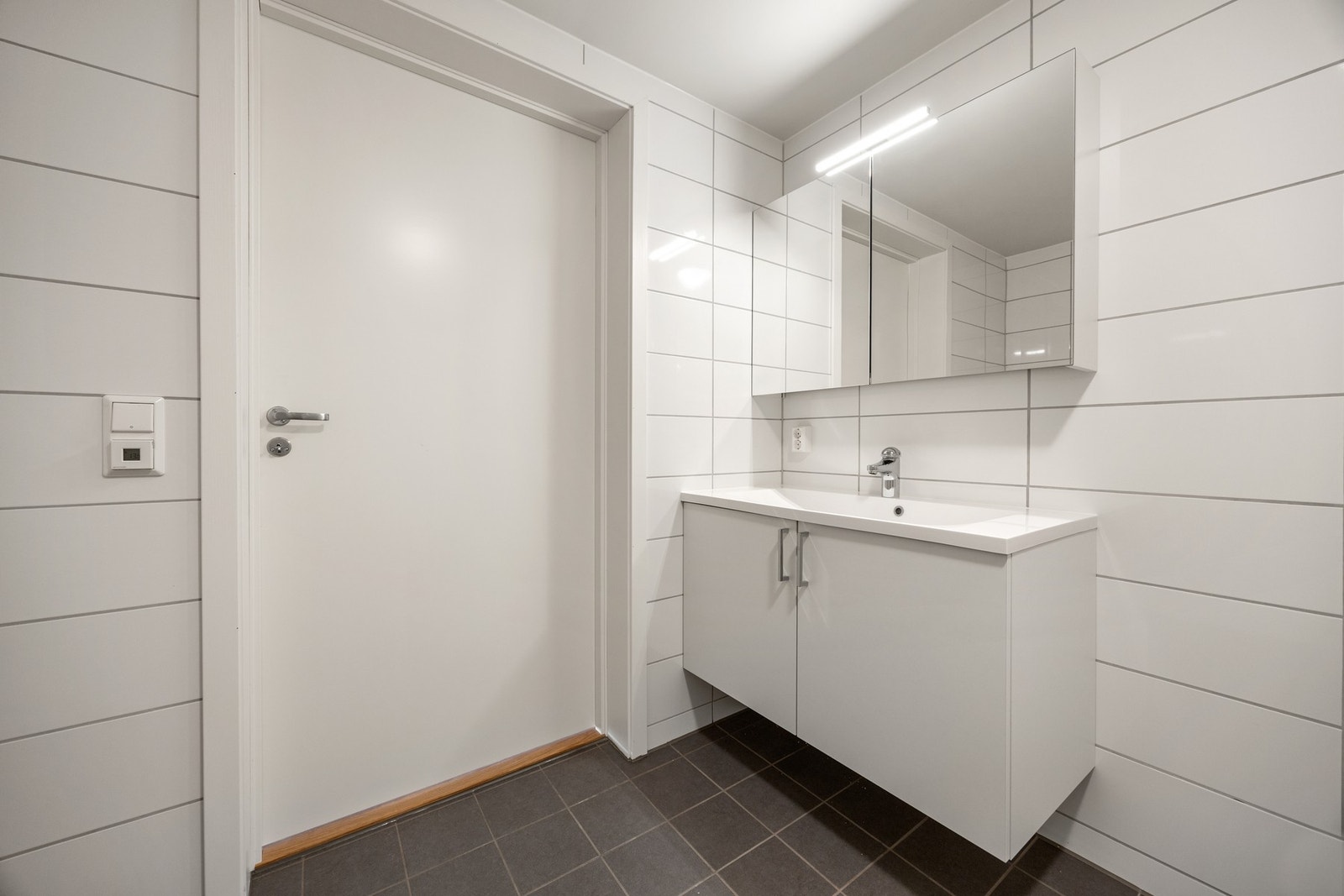 Utstyrt med servantskap, toalett og dusj. Galleribilde