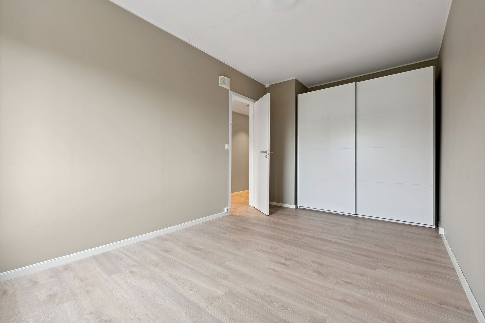 Soverom med stort garderobeskap. Galleribilde