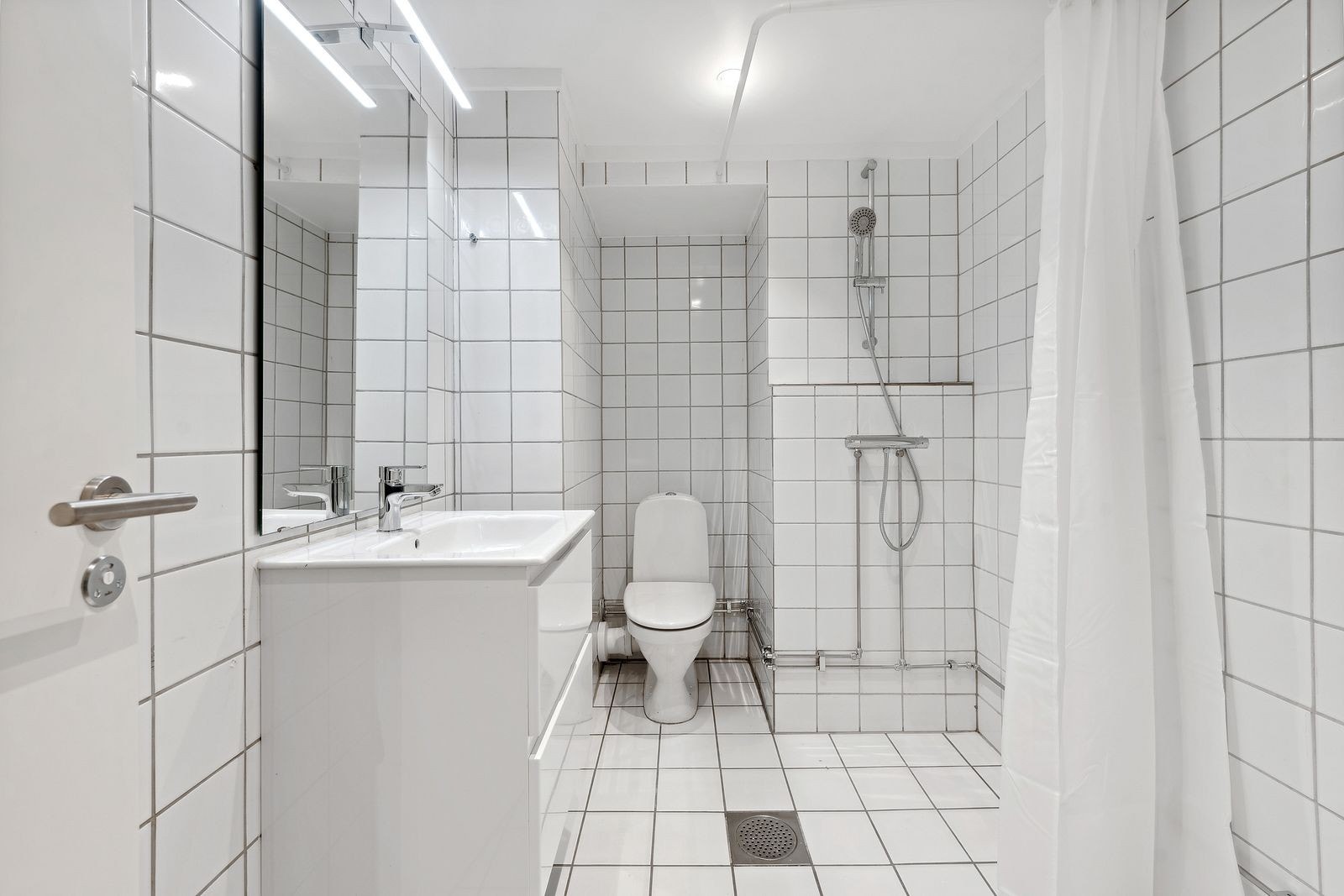 Flislagt bad med opplegg for vaskemaskin Galleribilde