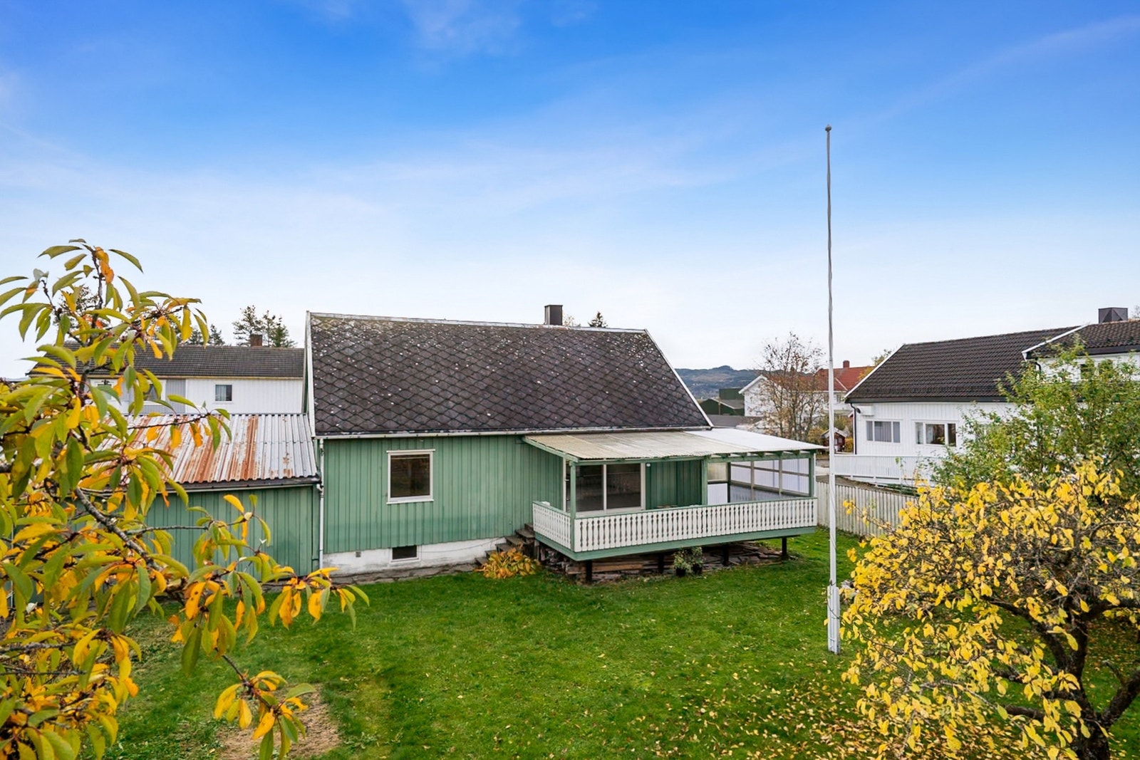 En svært sentral og romslig enebolig med bruksareal på 212 m² og tomt på 724 m². Galleribilde