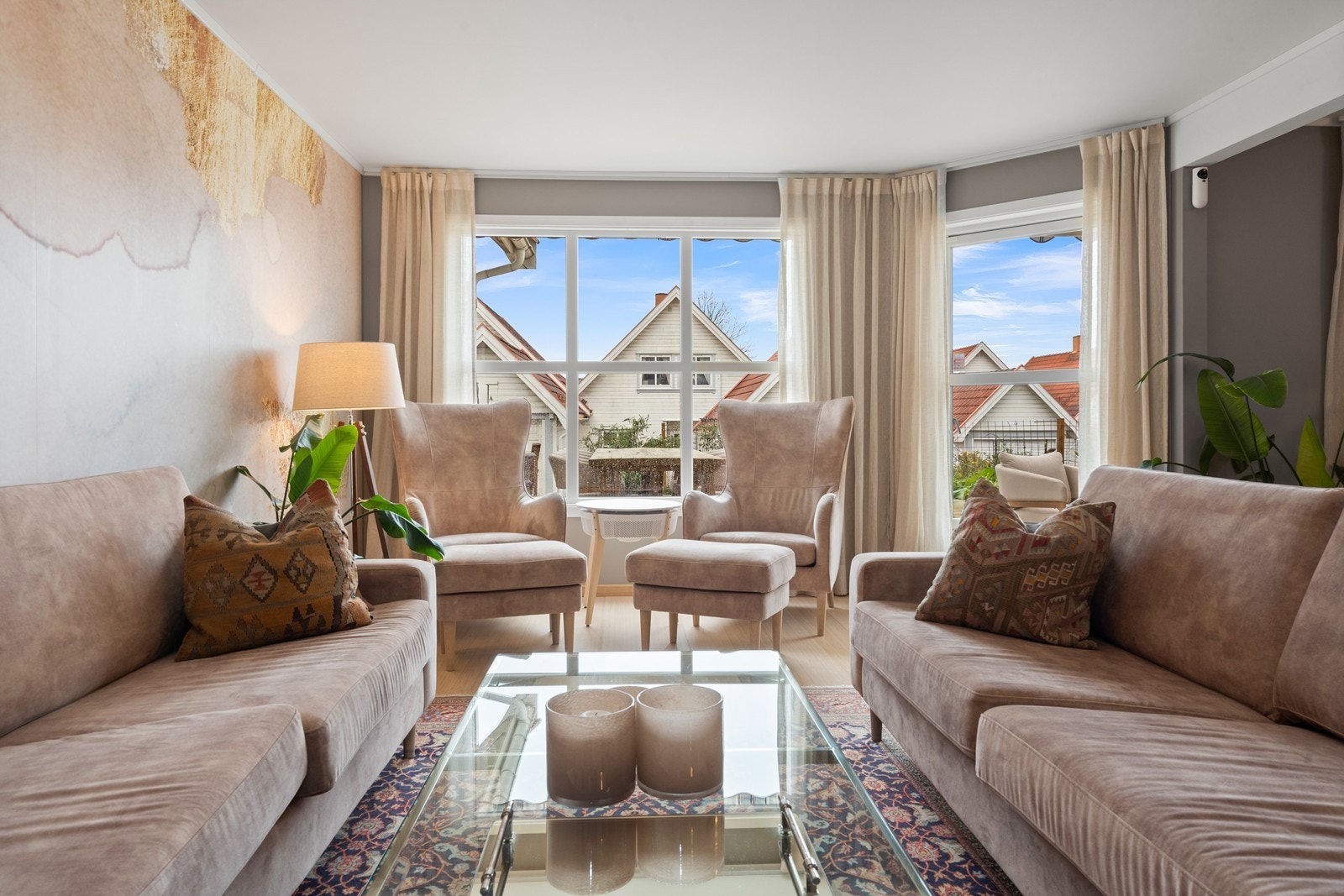 Del av stuen med gode, store lysflater som slipper inn mye naturlig lys Galleribilde