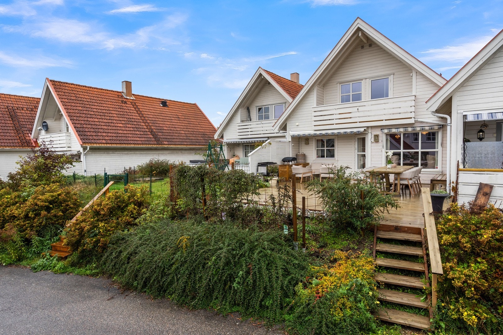Enkel adkomst til eller fra terrassen slik at du slipper å gå rundt eiendommen når du kommer fra båten eller et bad. Det er ca. 50 meter ned til vannet Galleribilde