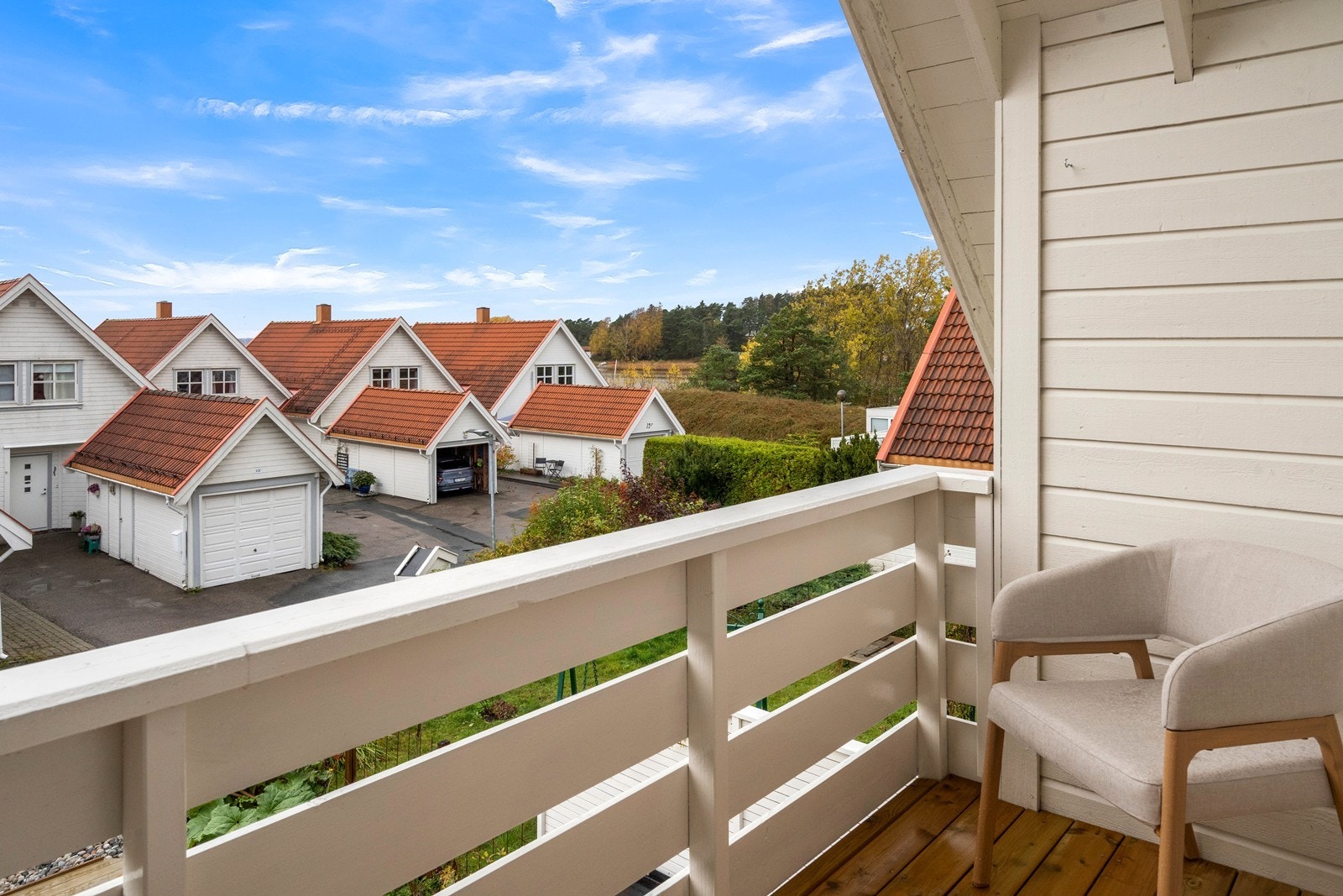 Lys og overbygget veranda rett utenfor soverommet i 2. etasje Galleribilde