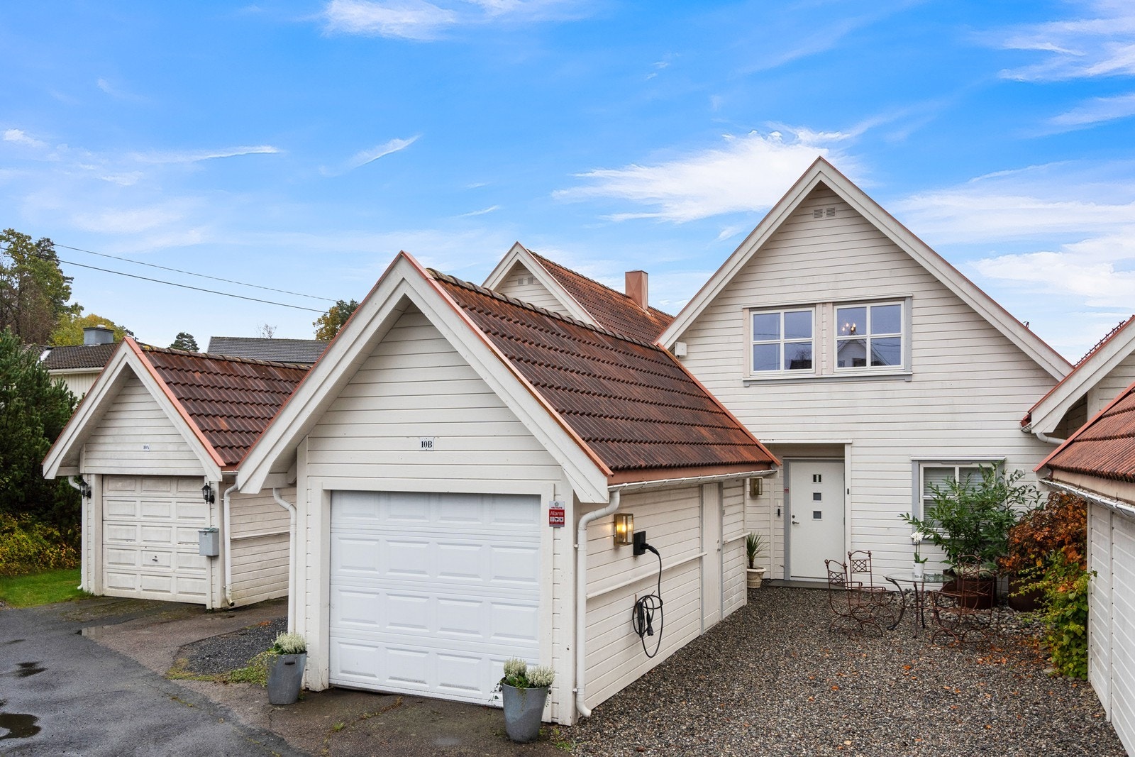 Garasjen og inngangspartiet. El-bil lader Galleribilde