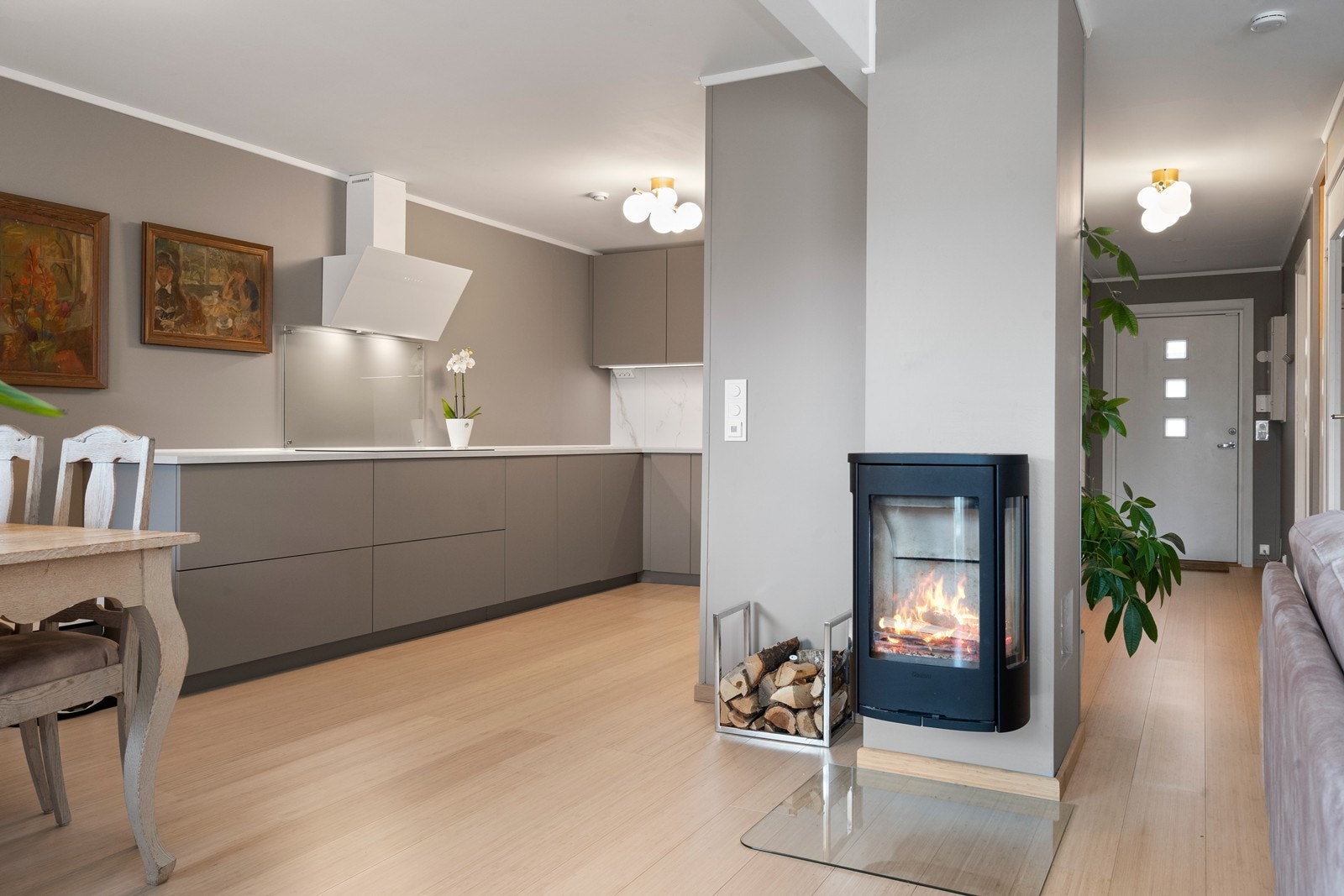 Boligen må oppleves for å ta inn inntrykkene av de løsningene som har blitt valgt, bildene får ikke frem dette på en rettferdig måte Galleribilde