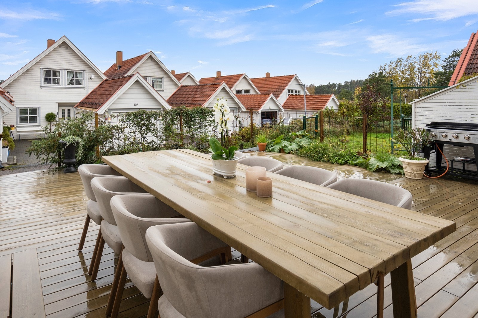 Ny, stor terrasse som gjør hagestellet enkelt. Noen krukker med planter og litt i småbed pynter fint opp her ute Galleribilde