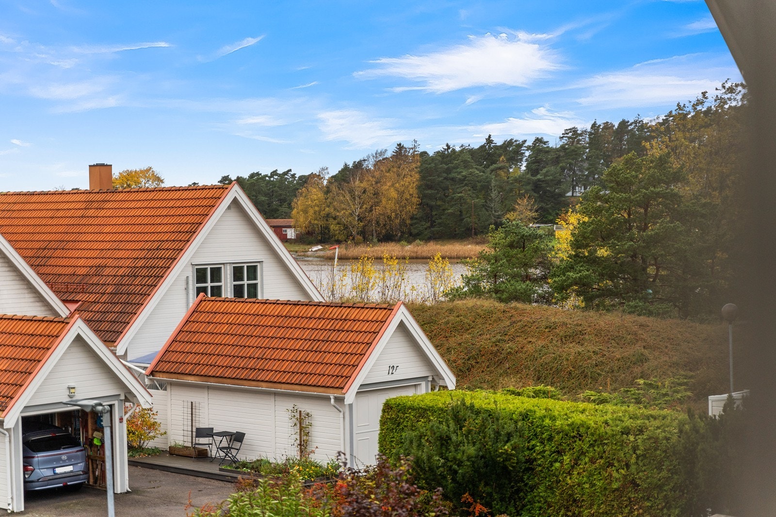 Du bor veldig nærme sjøen og ned til vannkanten går du på to minutter Galleribilde