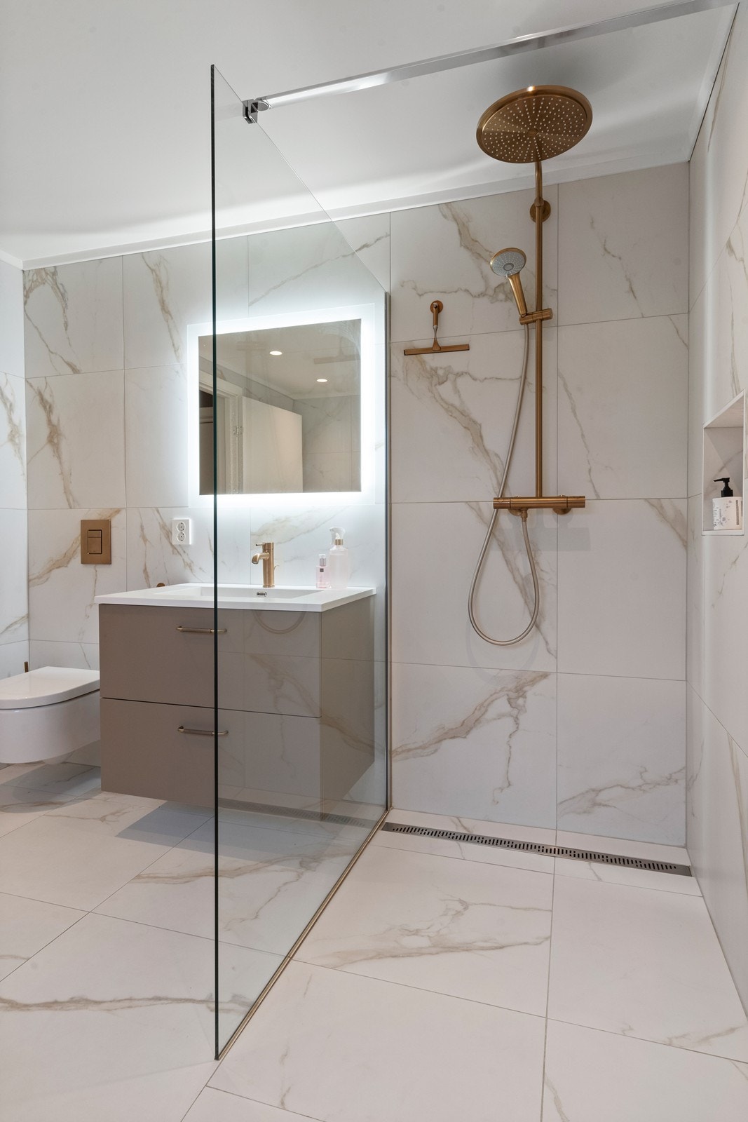 Romslig dusjnisje med "regndusj" Galleribilde