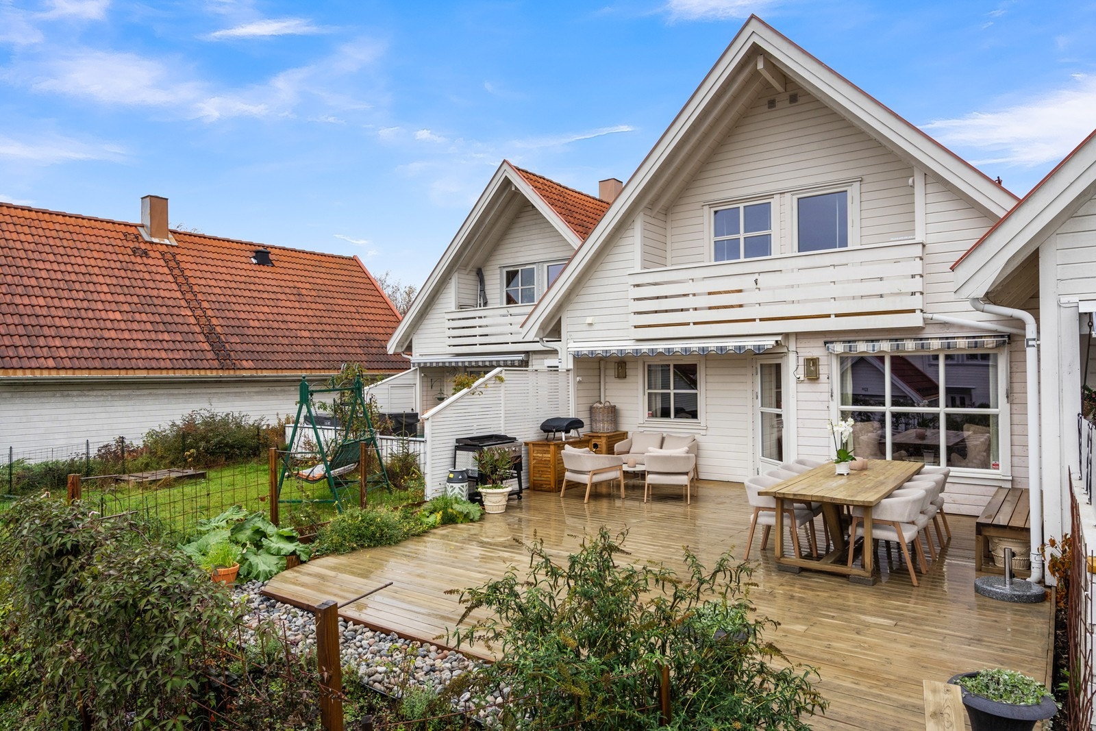 Dagens eier har utvidet terrassen, som nå strekker seg over mesteparten av uteplassen mot syd. Galleribilde