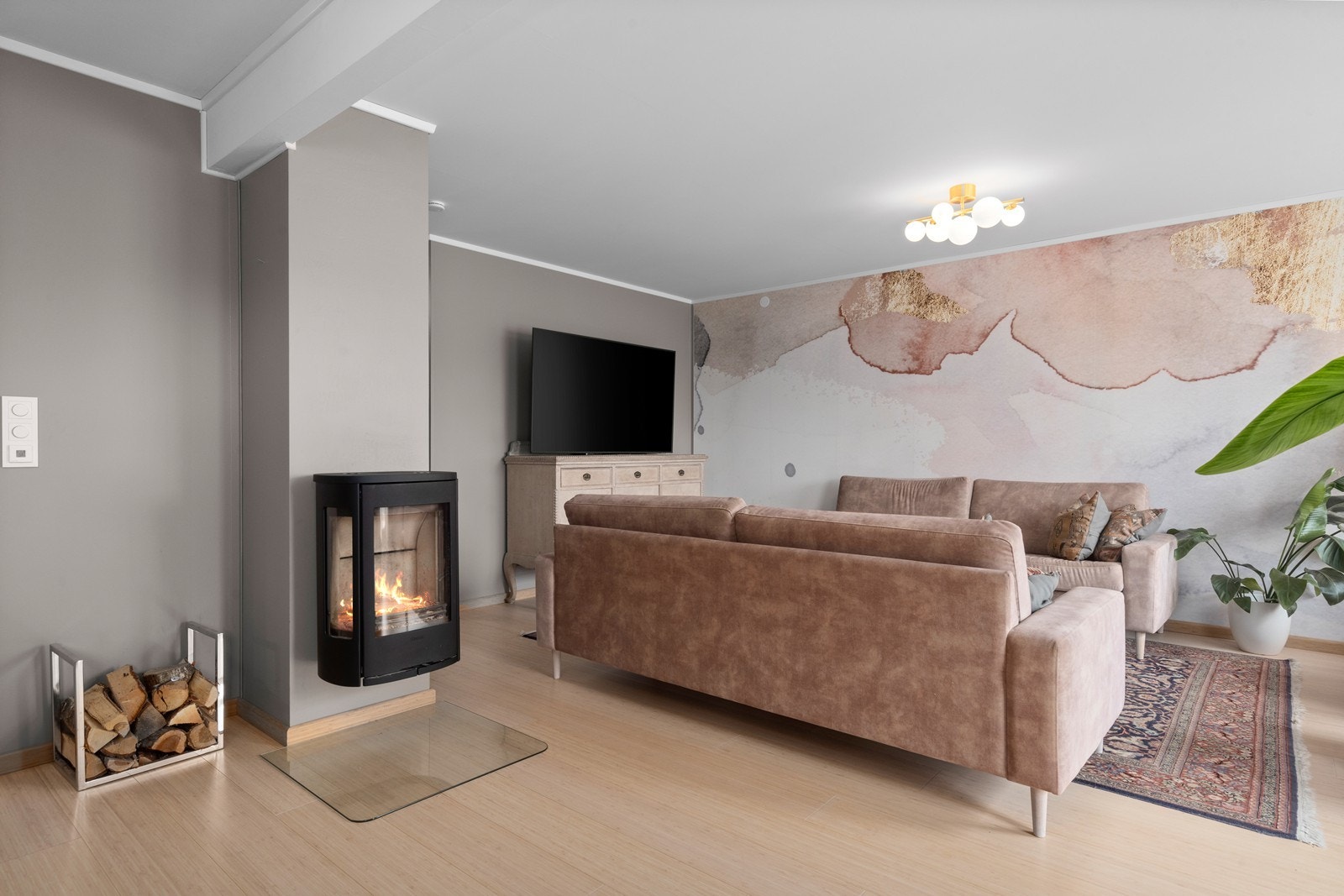 Vegghengt peis, spennende dekor på veggen, alt i alt gir stuen et "katalog aktig" inntrykk Galleribilde