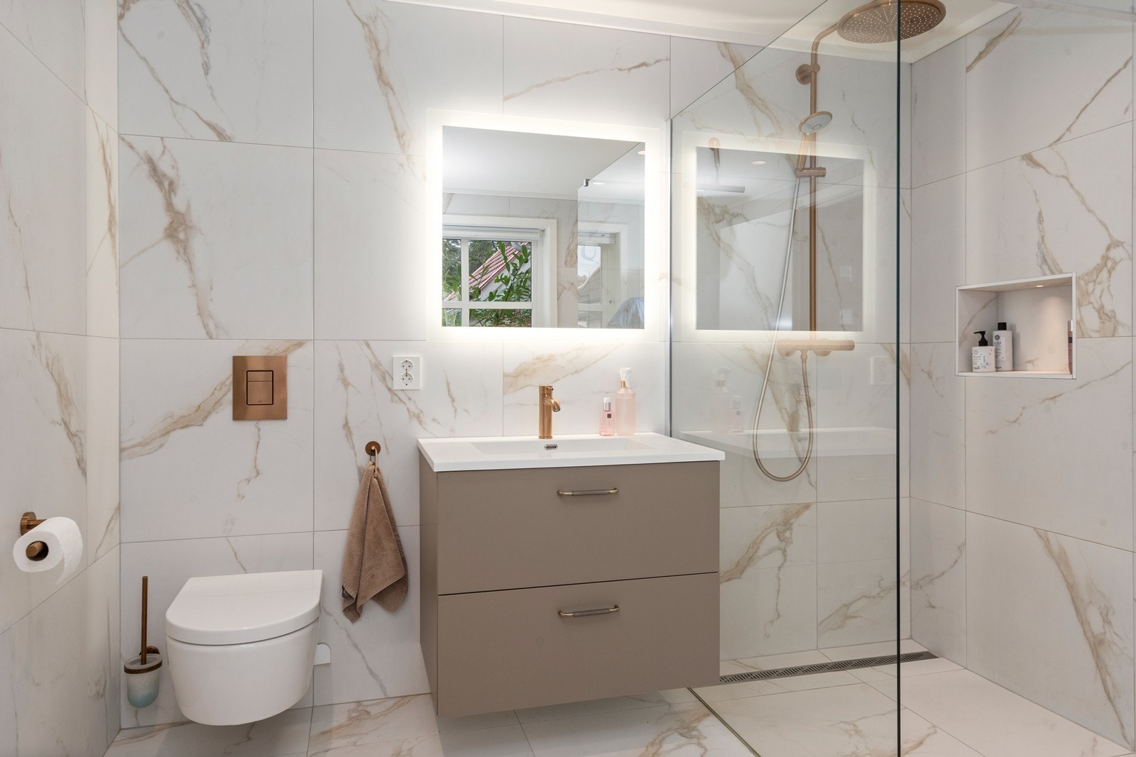 Følelsen av litt luksus kommer snikende når du går inn på dette badet, velkommen Galleribilde