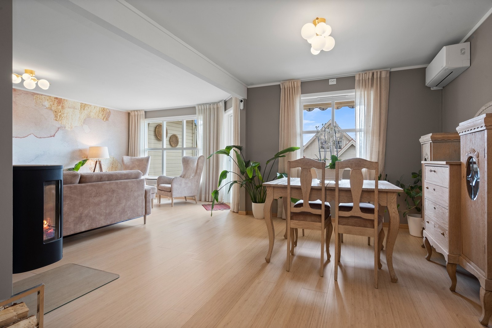 Som det vises i bildet er det god plass til spisestuen også Galleribilde