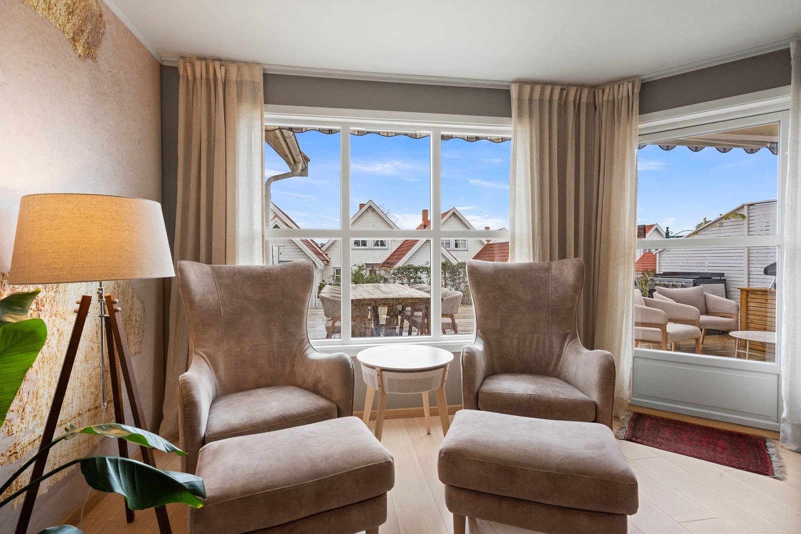 Del av stuen og utgang til den store uteplassen Galleribilde