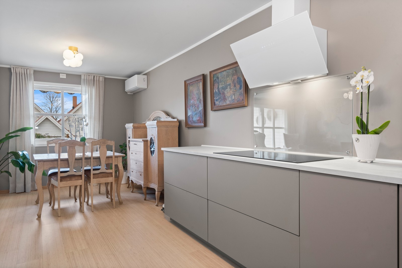 Lekkert kjøkken med ren, smakfull utførsel Galleribilde