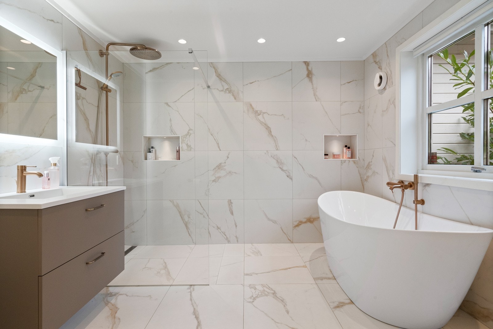 Delikat bad med store, elegante fliser og moderne innredning Galleribilde