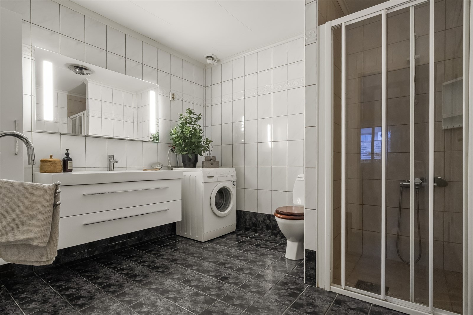 - Helfliset bad med dusjnisje og opplegg for vaskemaskin - Galleribilde