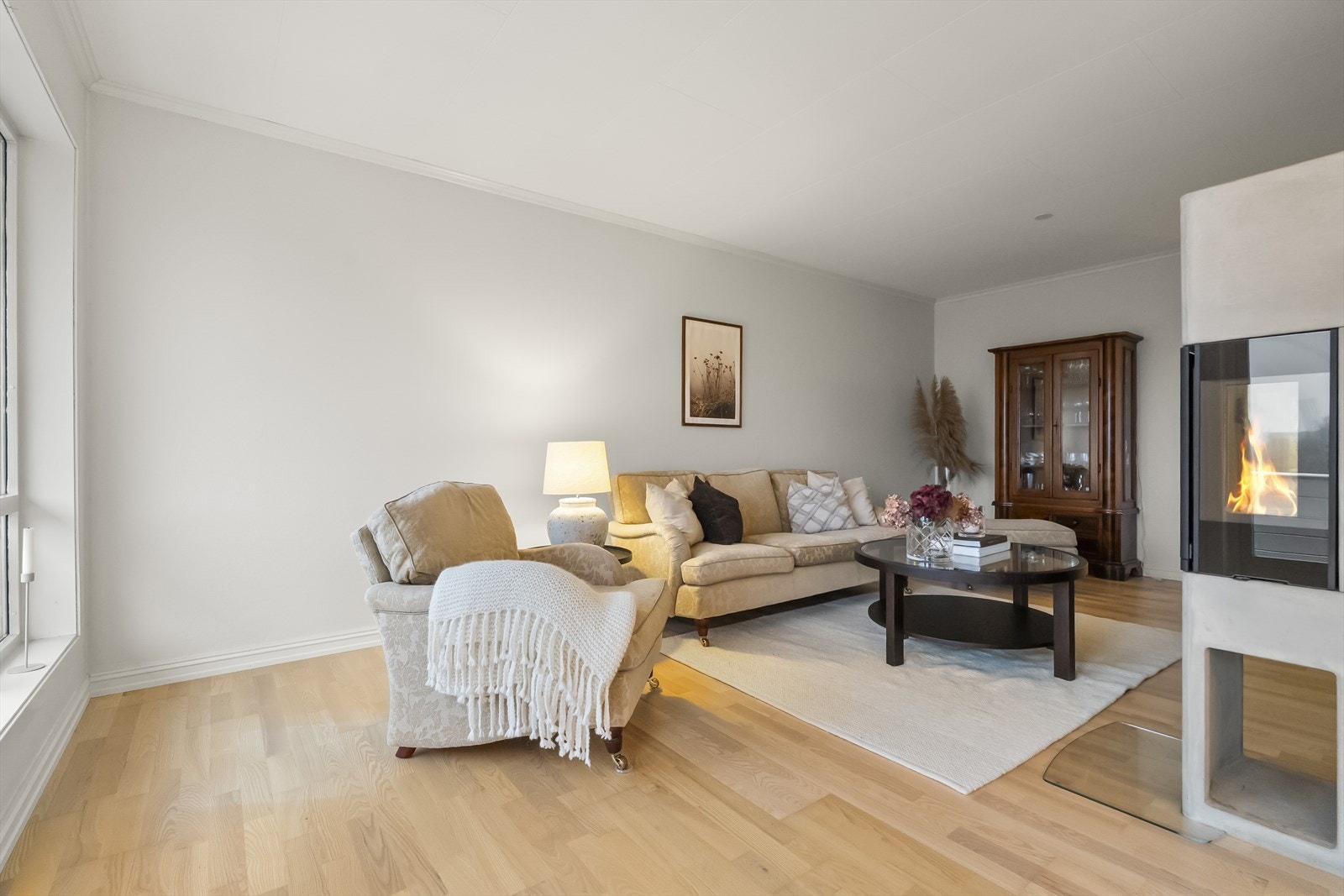 - Romslig stue med peis fra Nordpeis montert i 2016 - Galleribilde