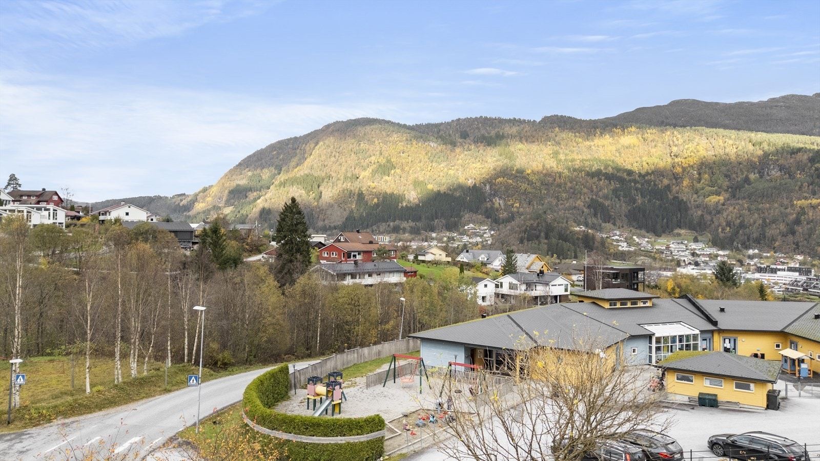 - Boligen ligger på Flatene og har fine og barnevennlige områder - Galleribilde