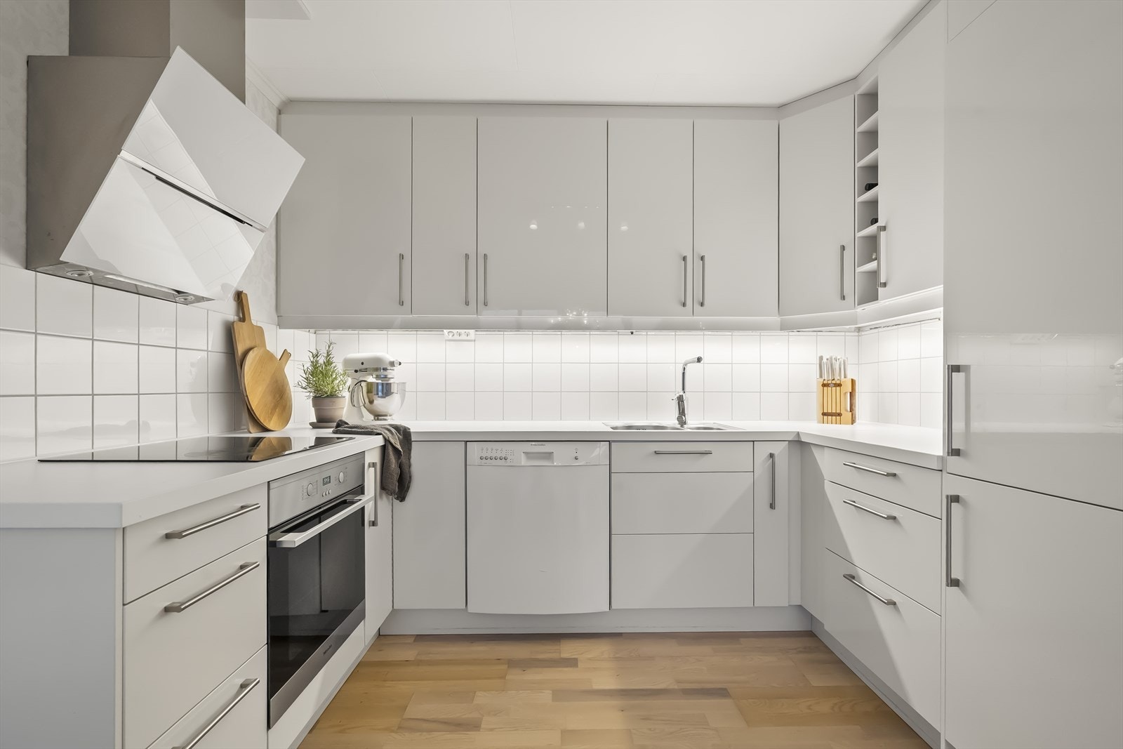 - Kjøkkeninnredningen er fra Epoq med fronter av høyglans - Galleribilde