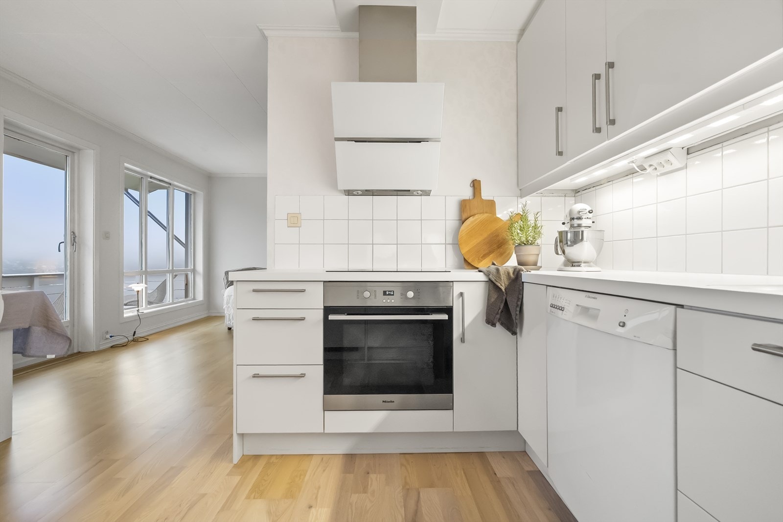 - I innredningen er det integrert stekeovn, induksjon koketopp og kjøl/fryseskap - Galleribilde