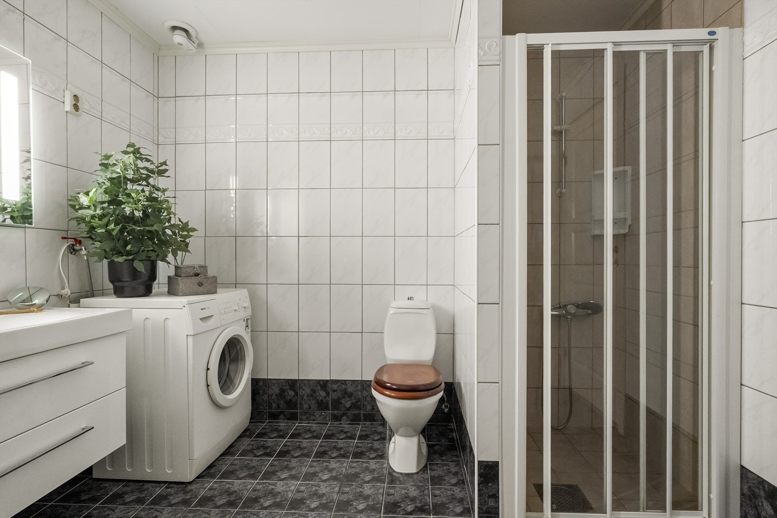 - Baderomsinnredningen består av servant i underskap, speil med integrert lys og høyskap - Galleribilde