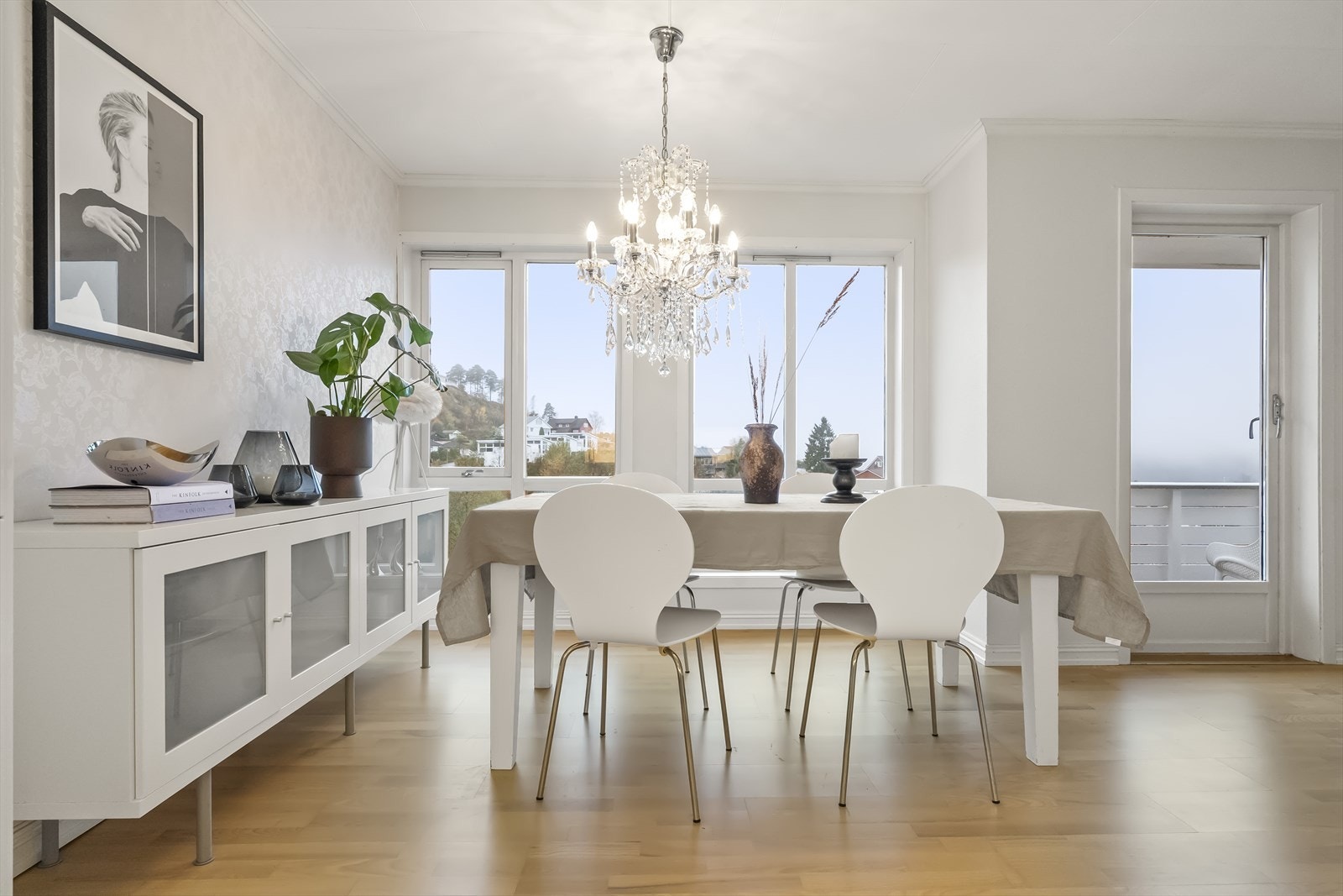 - Fra stue/spisestue er det utgang til delvis overbygd veranda - Galleribilde