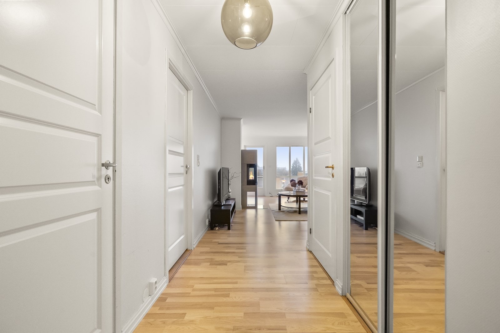 - Entrè har skyvedørsgarderobe - Galleribilde