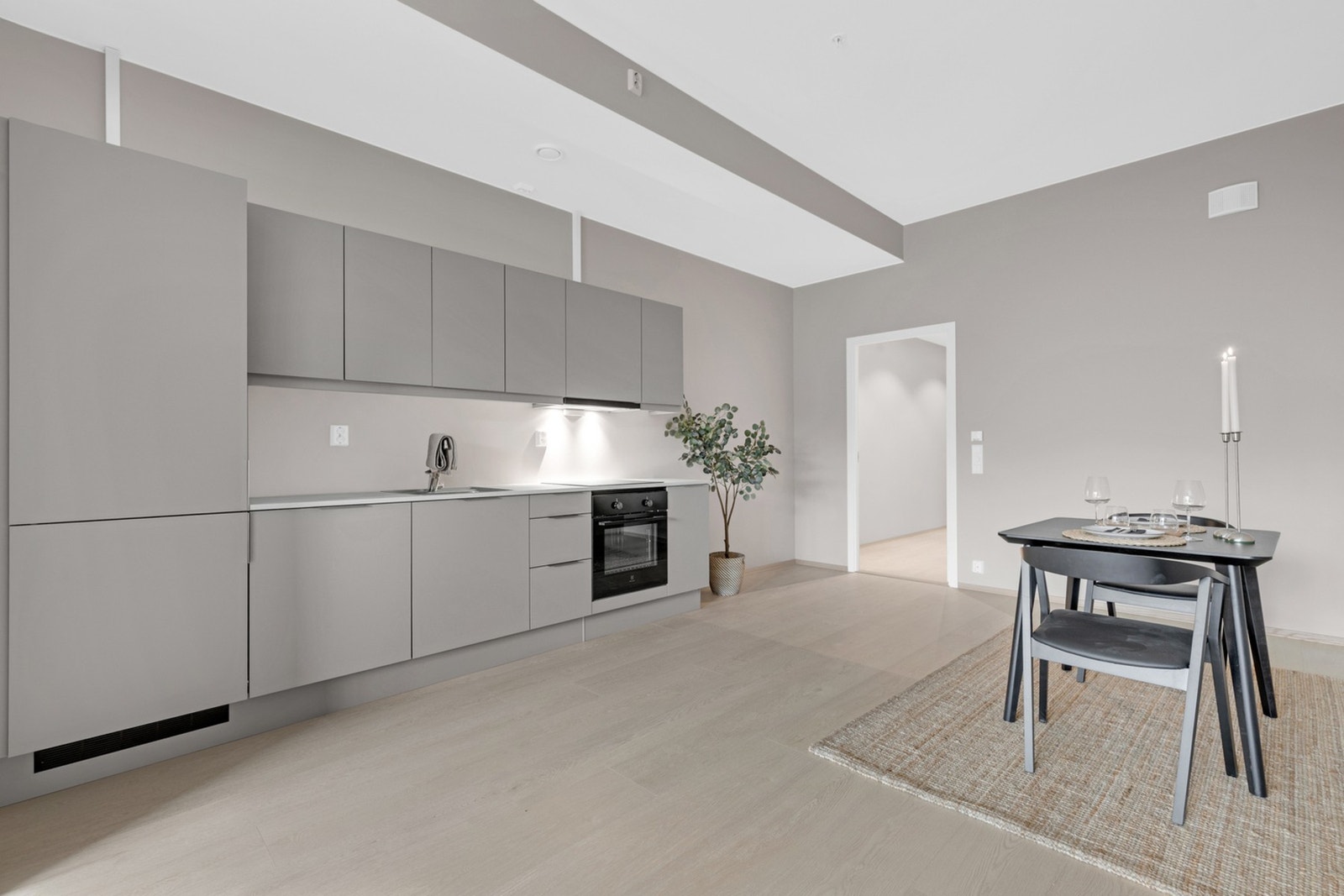 Åpen kjøkkenløsning med lekkert og oppgradert kjøkken fra HTH. Galleribilde