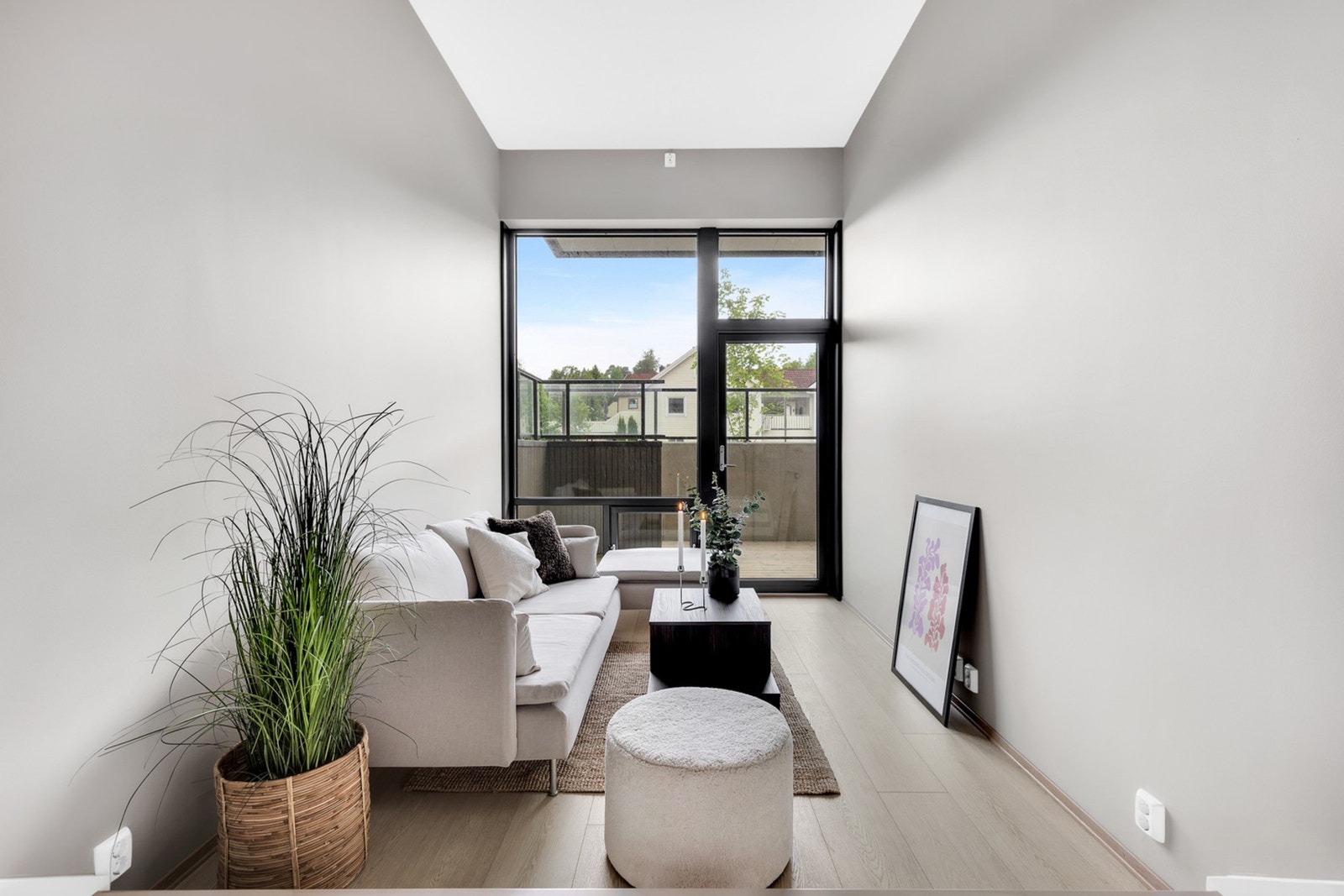 Leiligheten har ekstra god takhøyde som gjør at den oppleves svært luftig. Galleribilde