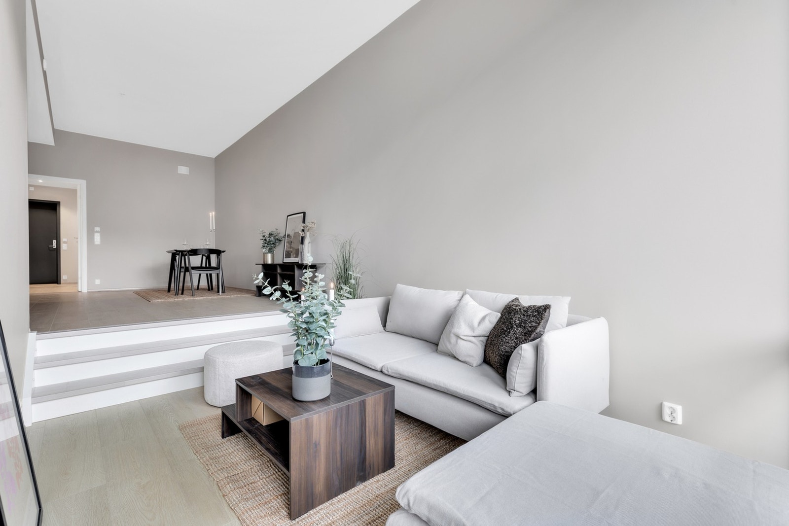 På stuen er det god plass til sofakrok og TV-møblement. Galleribilde