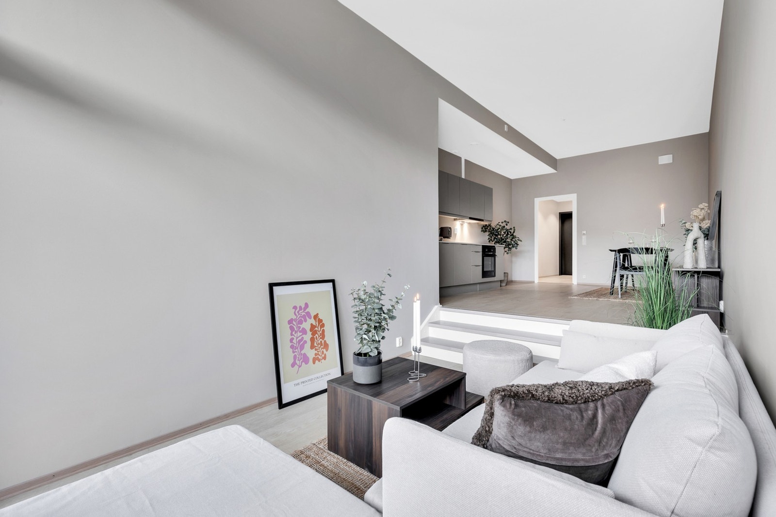 På stuen er det god plass til sofakrok og TV-møblement. Galleribilde