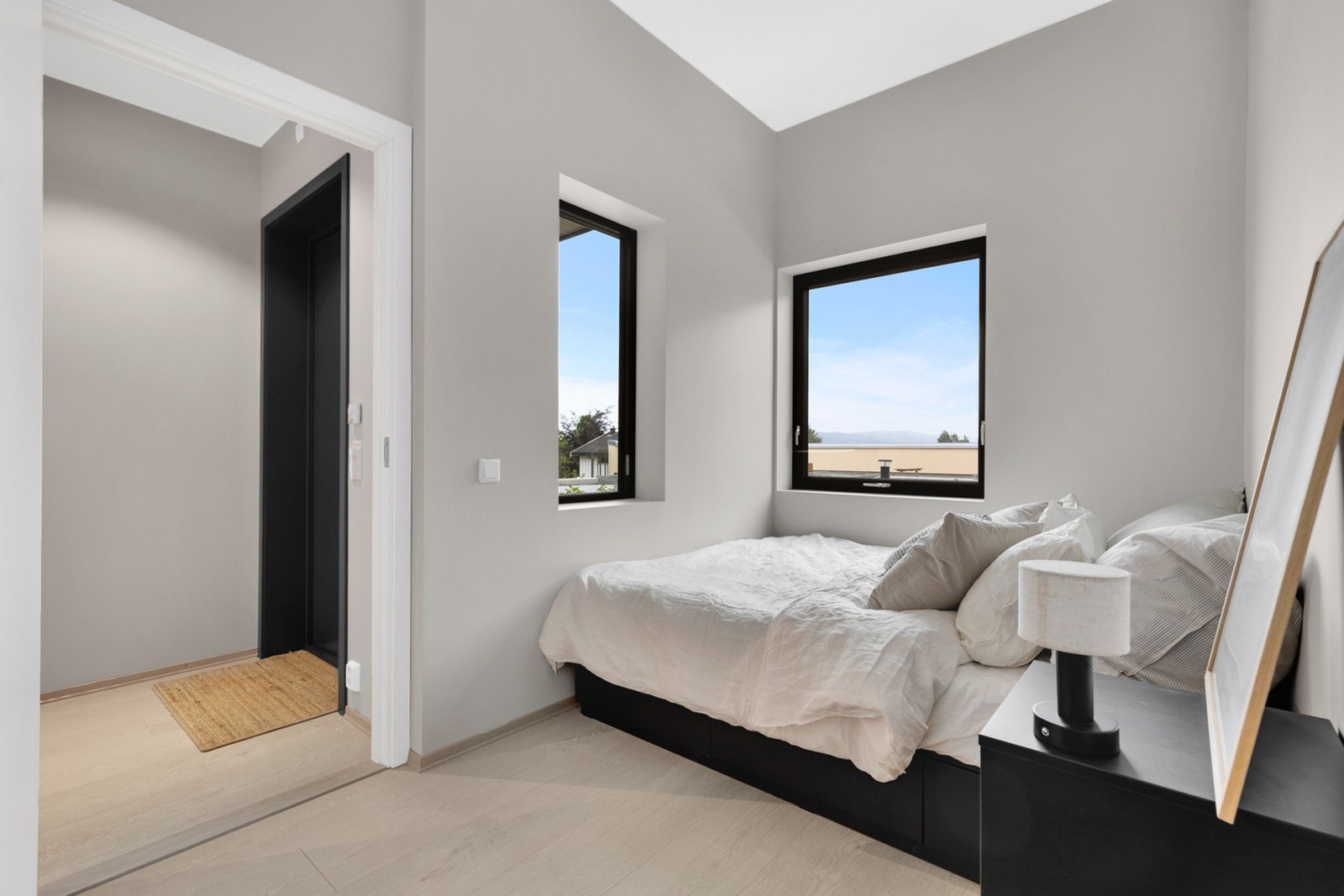 Rommet har god plass til dobbeltseng og garderobeskap. Galleribilde