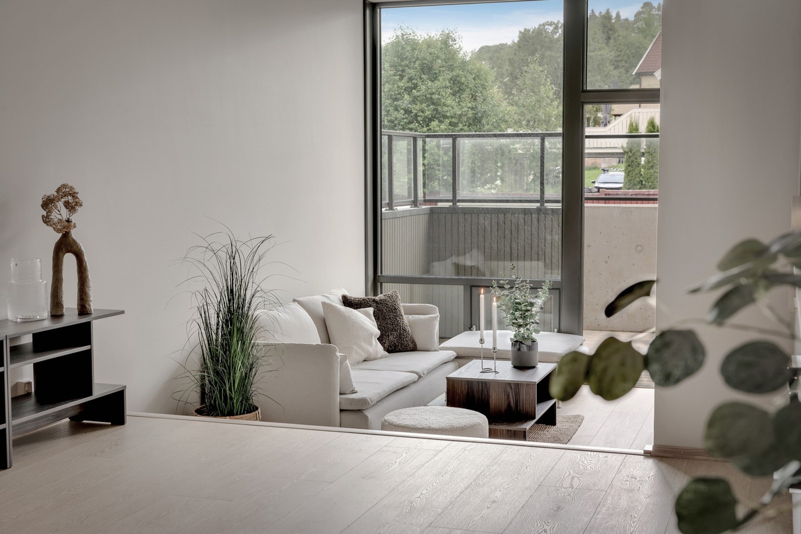 Lys og luftig stue med laminatgulv og tidsriktige fargevalg. Galleribilde