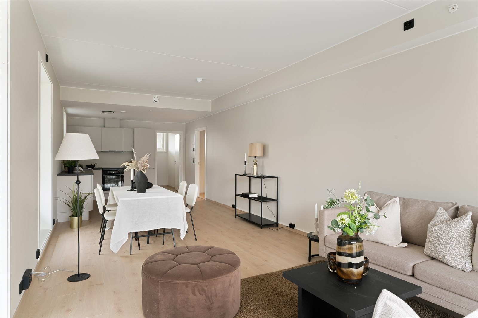 Stue hvor man har plass til både spisebord og sofagruppe, en perfekt plass til å nyte gode stunder med familie og venner. Galleribilde