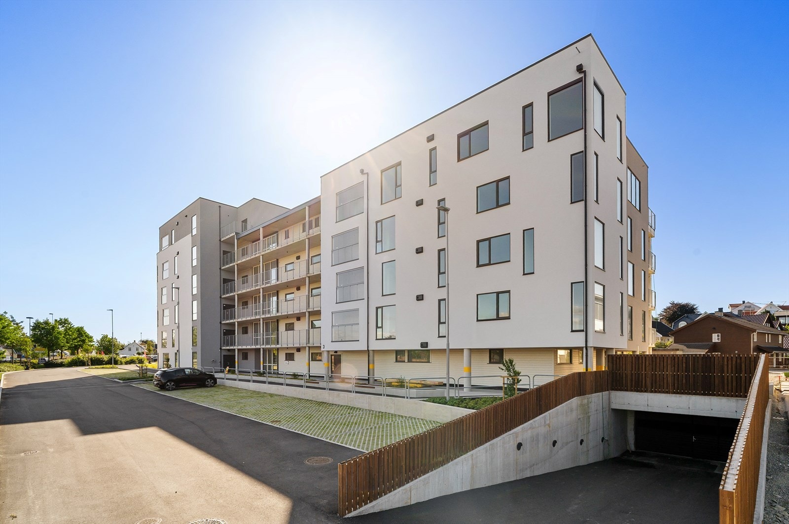 Leiligheten har en svært sentral plassering på Ganddal og med kort vei til det meste en skulle ha behov for som barneskole, ungdomsskole, barnehage, lekeplass, idrettsanlegg og dagligvarebutikk. Galleribilde