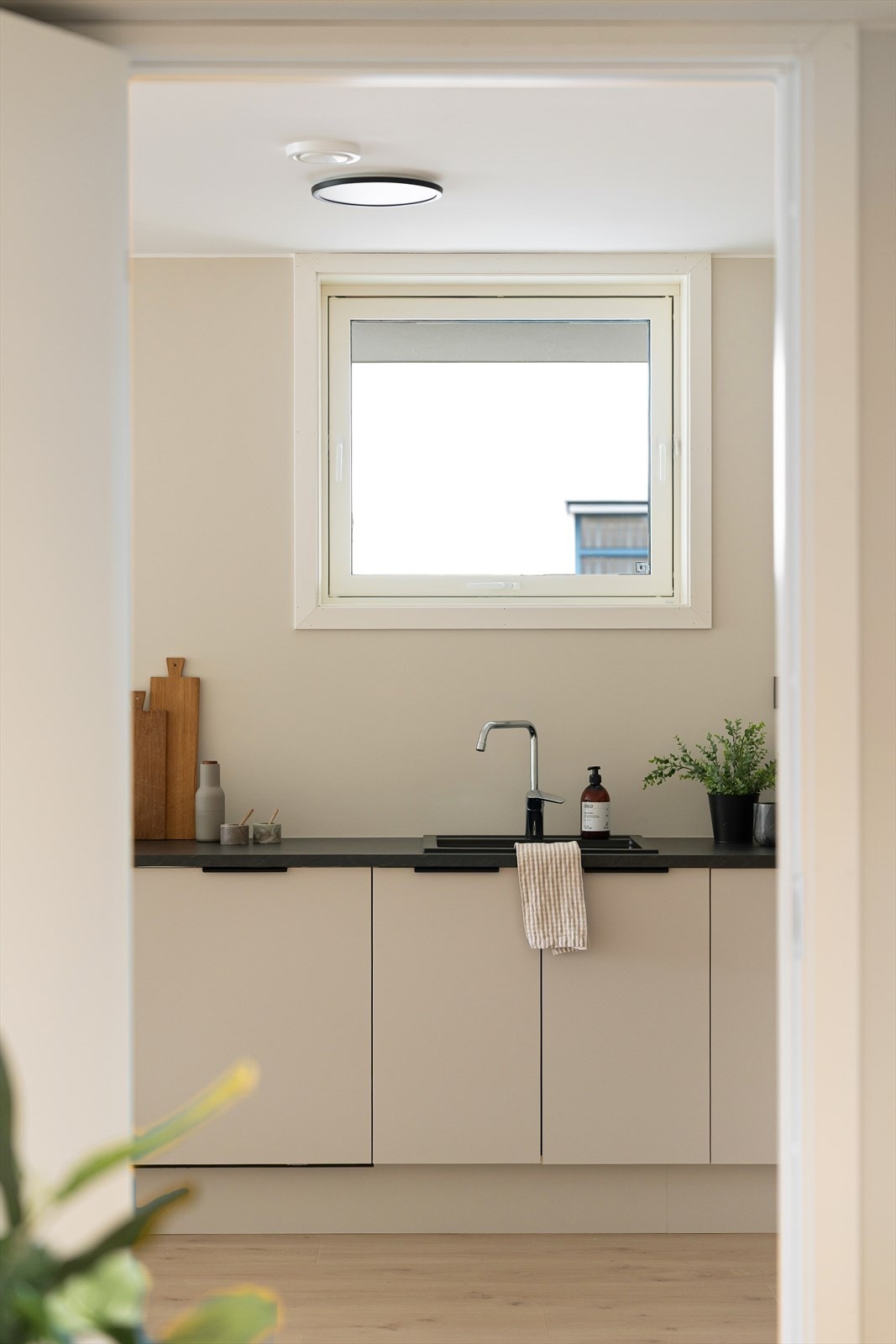 Her har man rikelig med skapplass til det meste en skulle ha behov for av både kopper og kar. Galleribilde