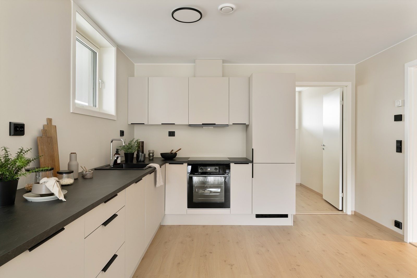 Lekkert og moderne kjøkken som kan vise til pen kjøkkeninnredning og integrert kjøl/frys, komfyr, oppvaskmaskin, platetopp og vifte. Galleribilde