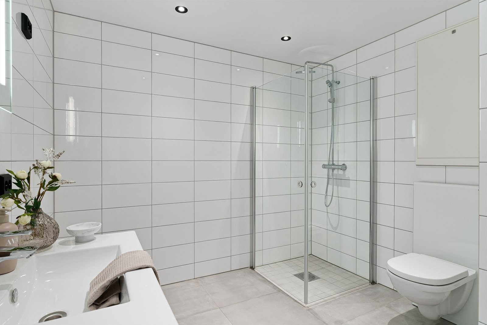 Flott helfliset bad med vegghengt wc, dusjhjørne og varme i gulv for ekstra komfort. Galleribilde