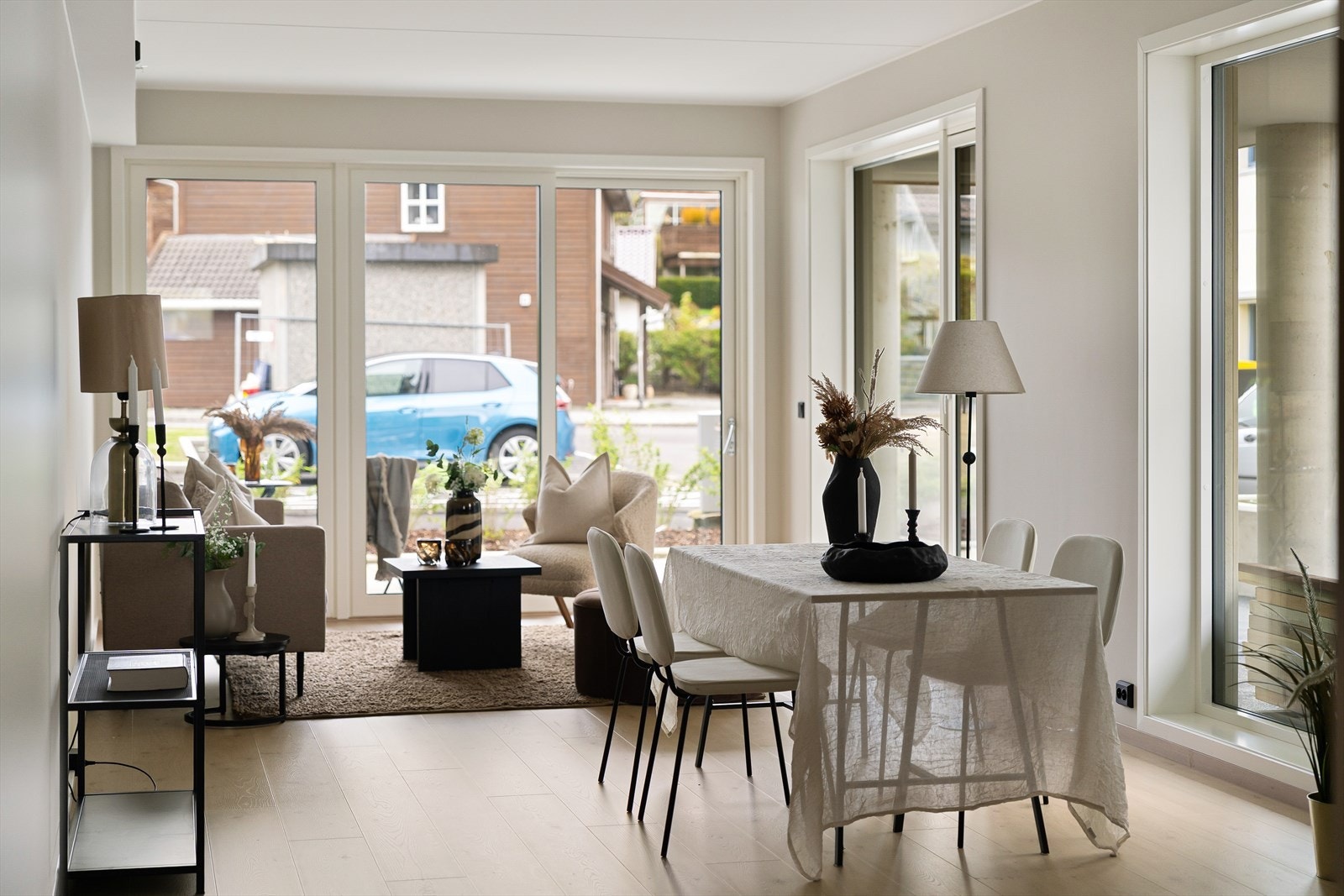 Leilighetens stue fremstår som lys og trivelig med gode vindusflater som slipper inn mye naturlig lys som er med på å skape en god romfølelse og atmosfære. Galleribilde