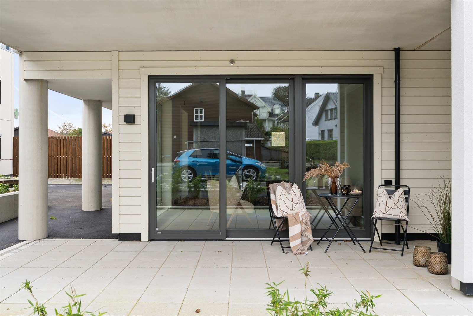 Fra stuen har man utgang til uteområde som er hellelagt og delvis overbygd. Galleribilde