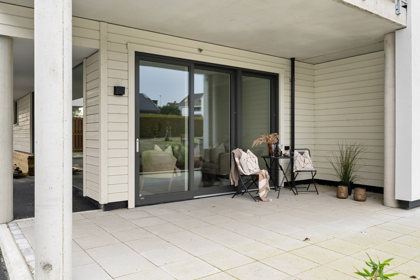 Fra stuen har man utgang til uteområde som er hellelagt og delvis overbygd. Galleribilde