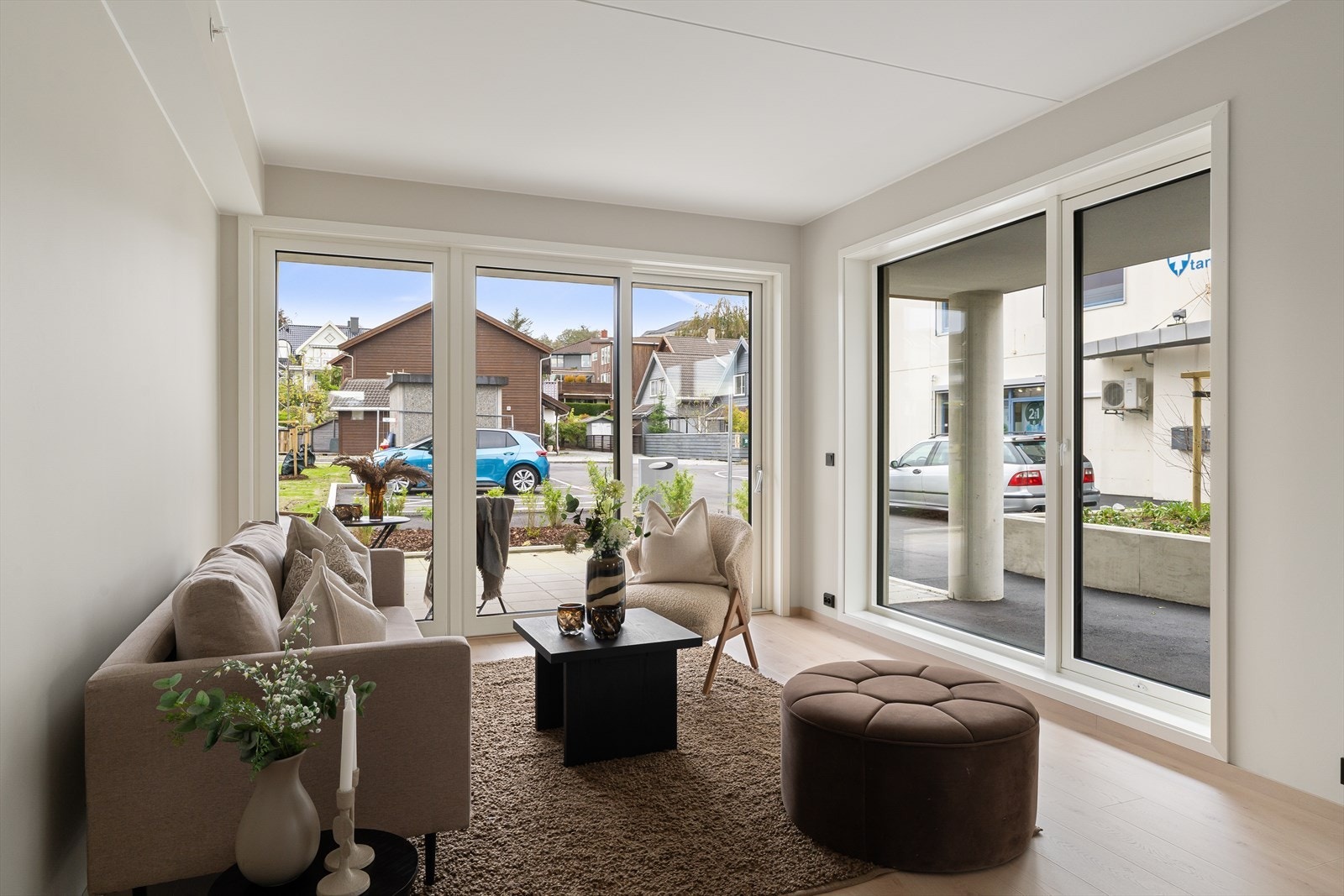 Leilighetens stue fremstår som lys og trivelig med gode vindusflater som slipper inn mye naturlig lys som er med på å skape en god romfølelse og atmosfære. Galleribilde