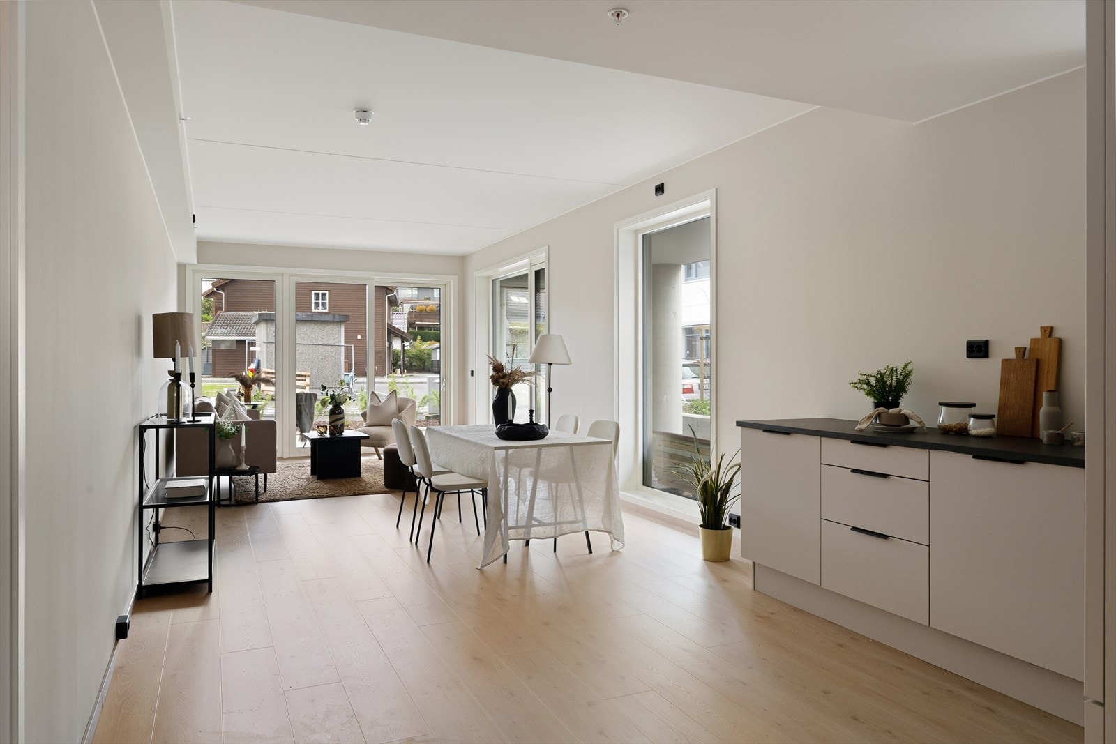 Stue og kjøkken i åpen løsning. Galleribilde