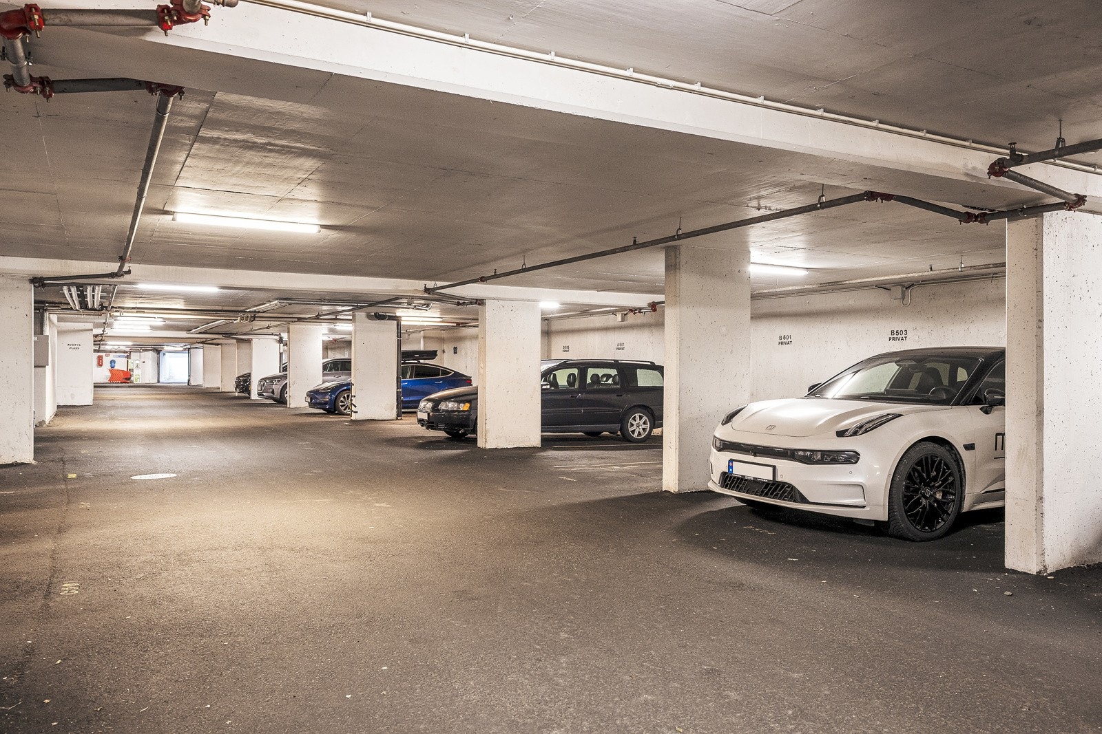 I tillegg disponerer man fast garasjeplass som er ekstra bred, mellom to søyler. Galleribilde