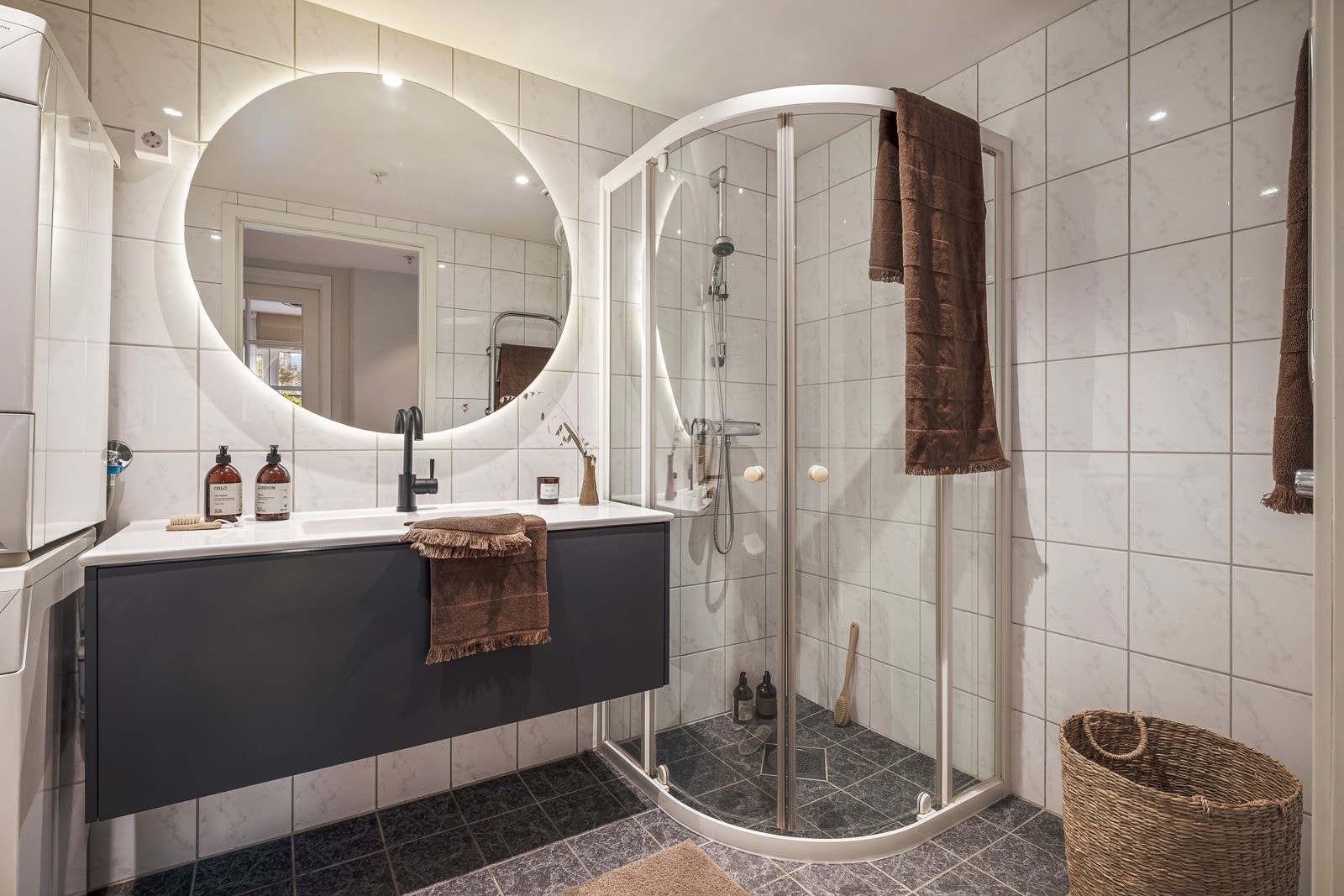 Badet er også oppgradert i 2023 med ny baderomsinnredning, samt nytt speil med lys. Galleribilde