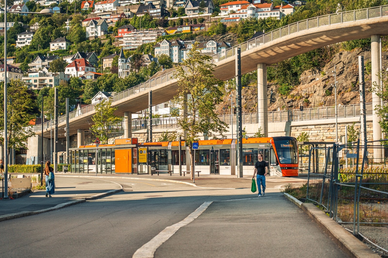 Fra leiligheten er det ca. 10 minutters gangavstand til nærmeste Bybanestopp, Fløen. Galleribilde