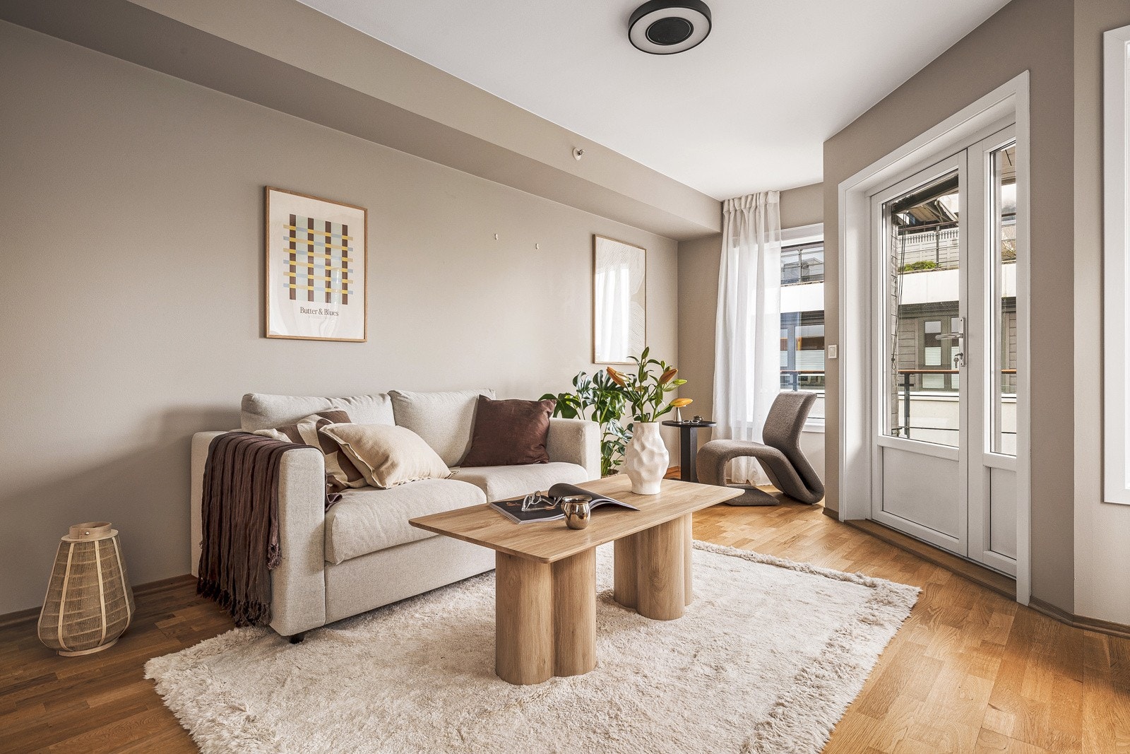Her har man god plass til å innrede med både sofa og spisebord i hver sine soner. Galleribilde